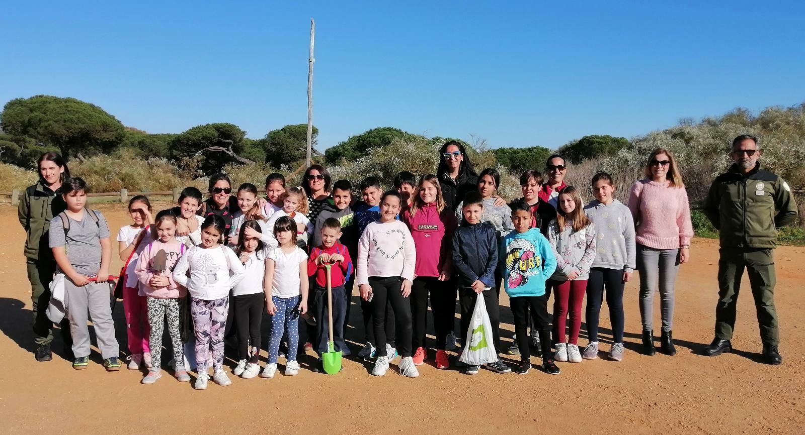 Los miembros del CLIA de Isla Cristina junto a la concejala de Infancia y los monitores.