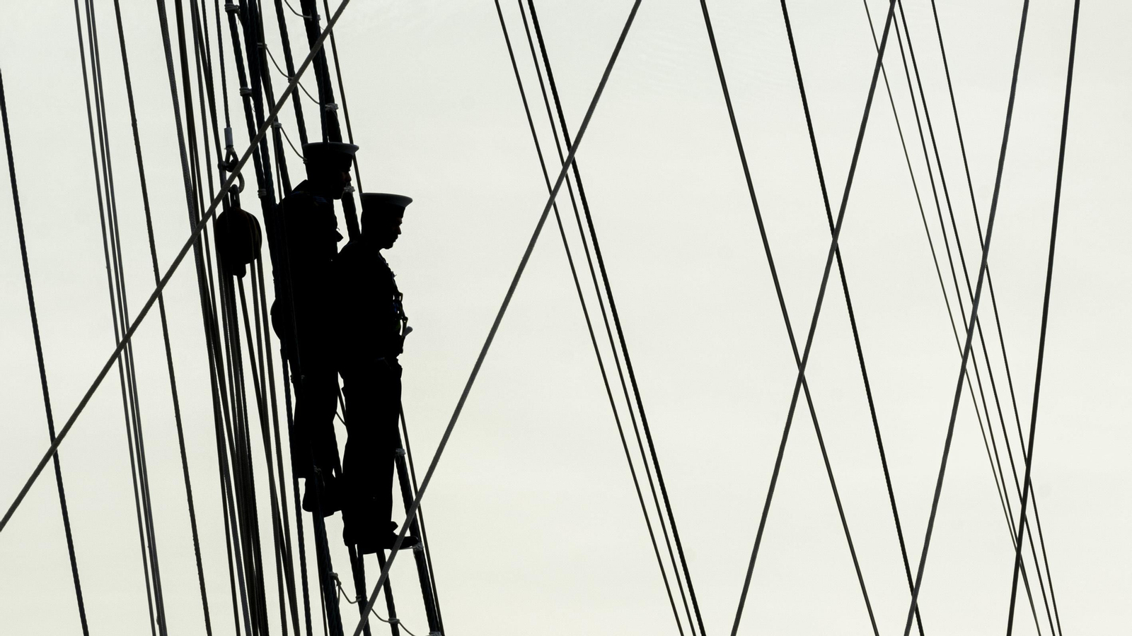 Salida del buque escuela J. S. de Elcano de los muelles de Cádiz para emprender su XCVI Crucero de Instrucción