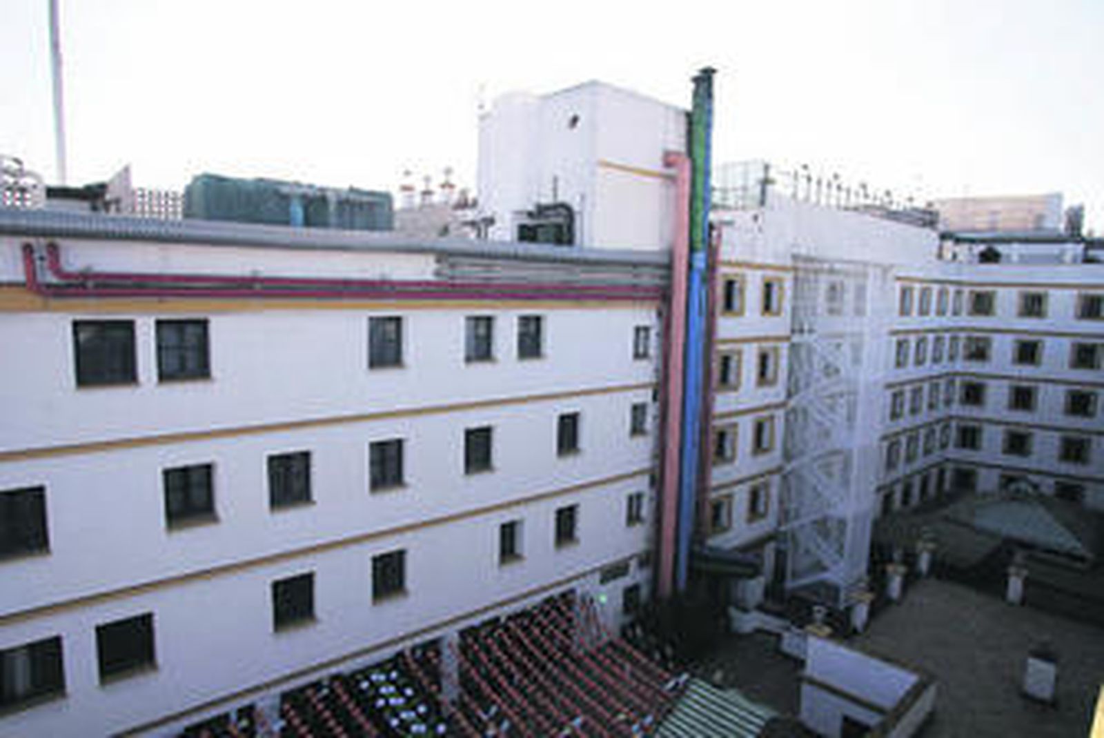 Vista trasera de las azoteas del edificio Hotel Macarena.