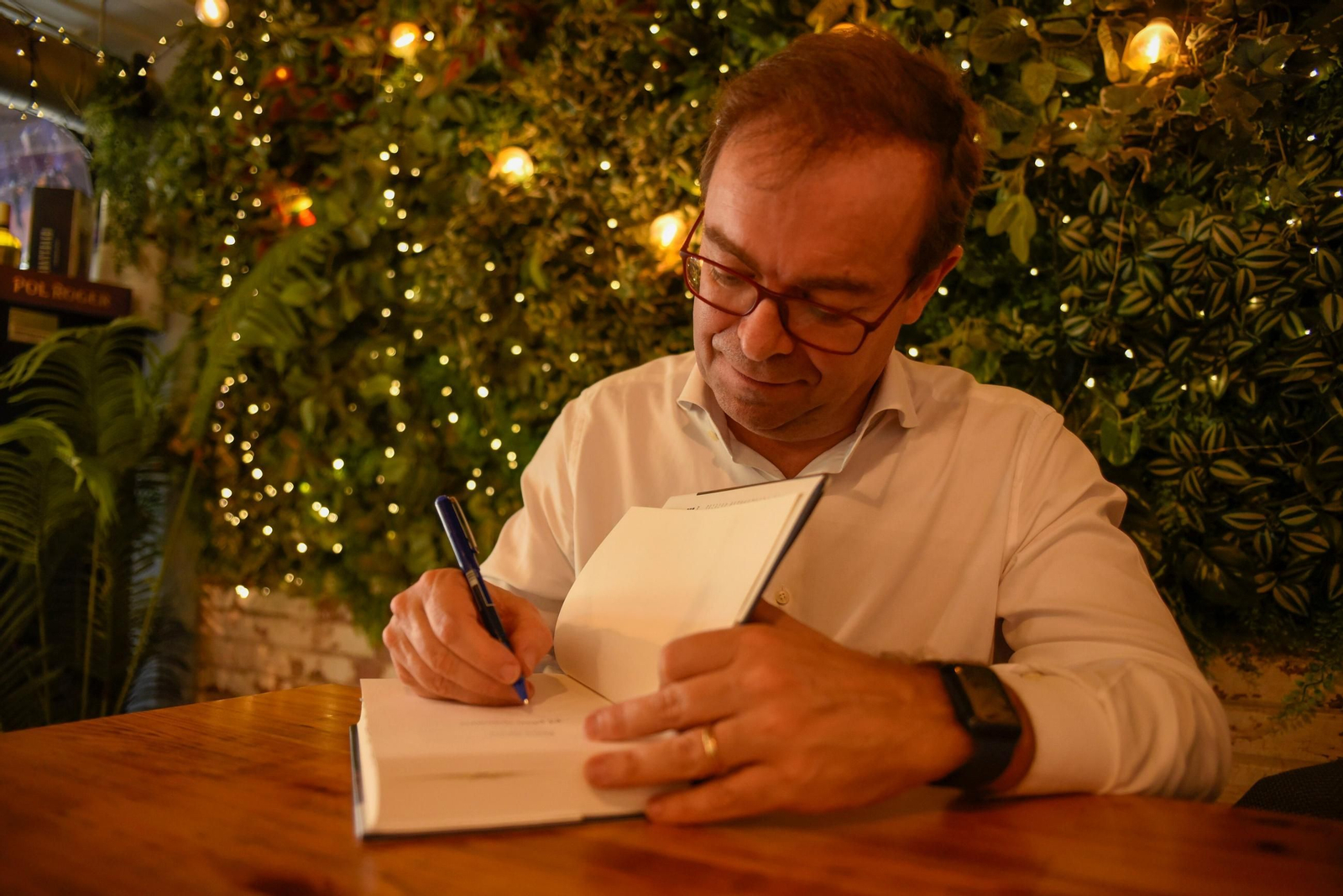 Javier Sierra, firmando un ejemplar de 'El plan maestro'.