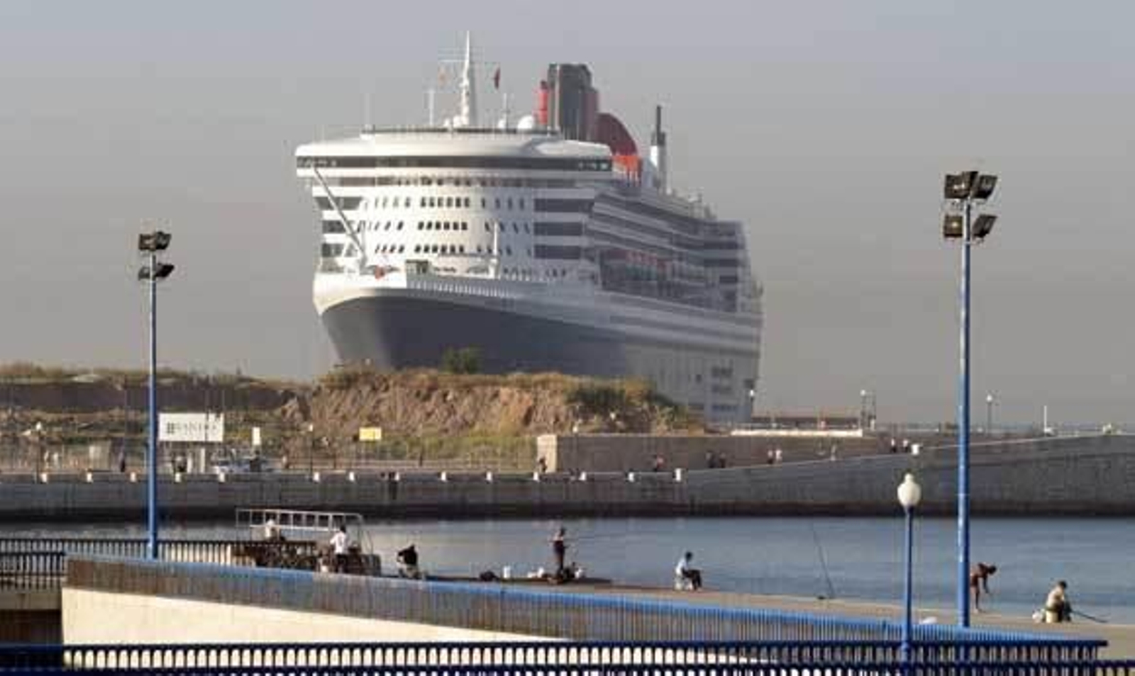 El Queen Mary 2, durante una de sus escalas en Málaga.
