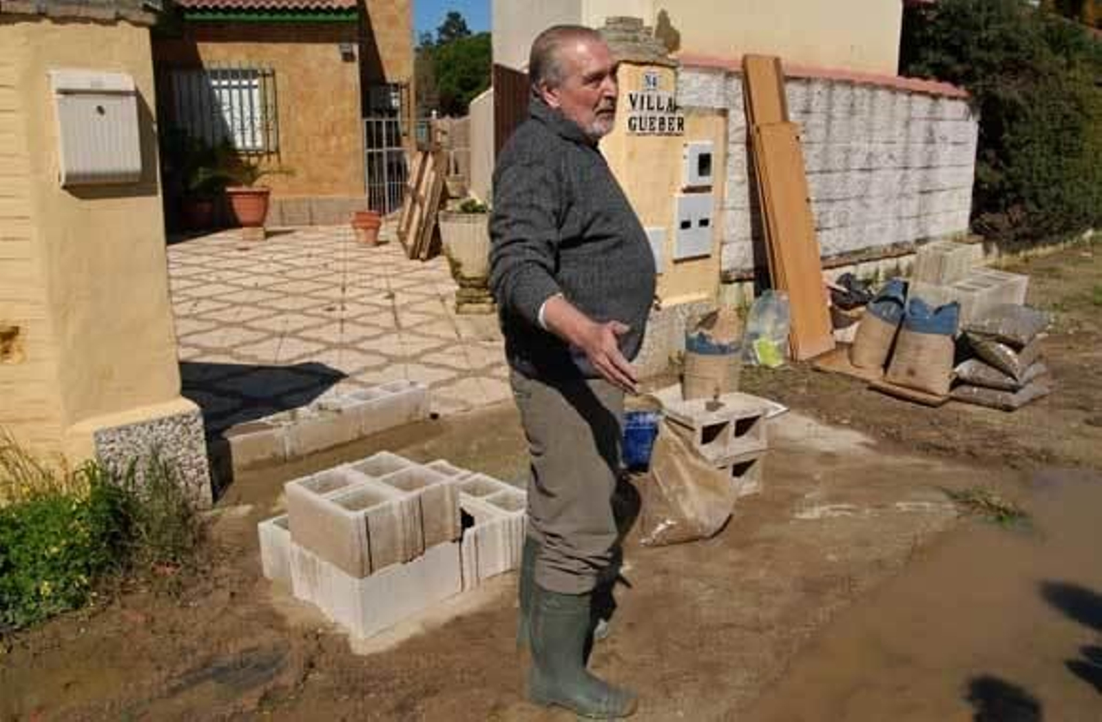 Antonio Guerrero, hostelero jubilado: "Aquí, el sábado, nació otro río" Antonio está levantando un muro con determinación. Lo tiene muy claro. No volverá a pasarle. "Lo que ocurrió el otro sábado es que nació otro río".   Foto: Paco Periñán