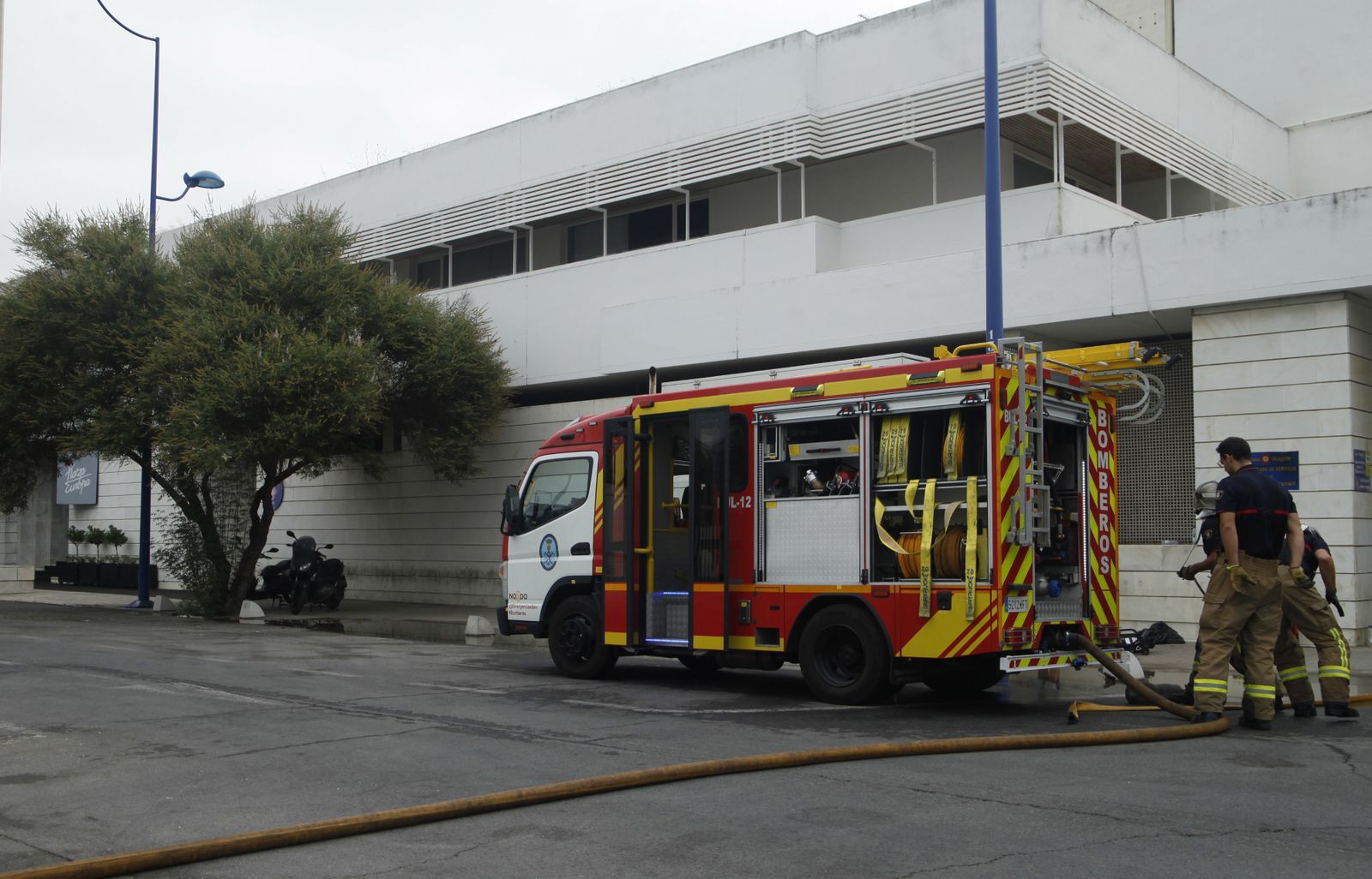 Los Bomberos trabajan en la discoteca incendiada ayer.