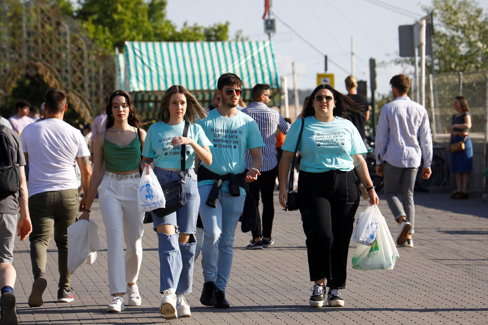 El clásico botellón del Miércoles de la Feria de Córdoba, en imágenes