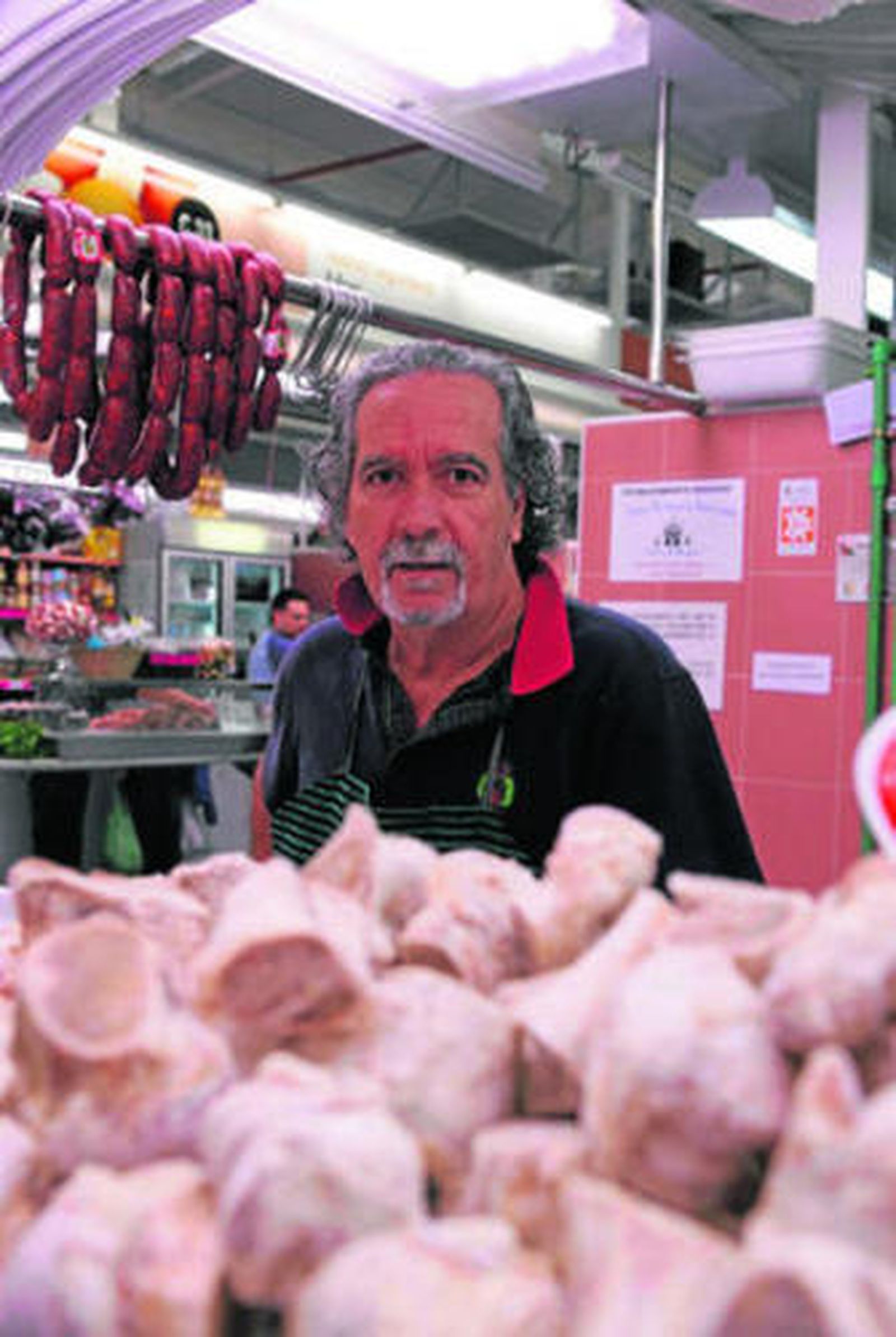 José González posa en el interior de su mostrador.