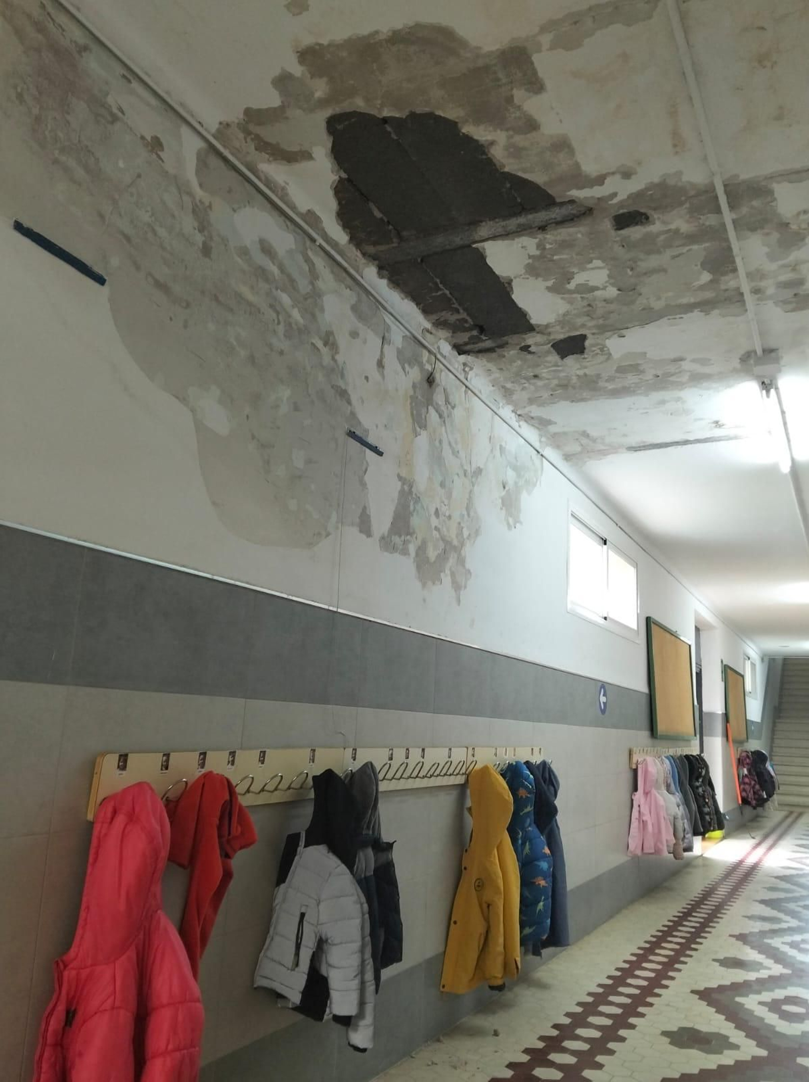 Las humedades se adueñan de este colegio de Torreblanca.