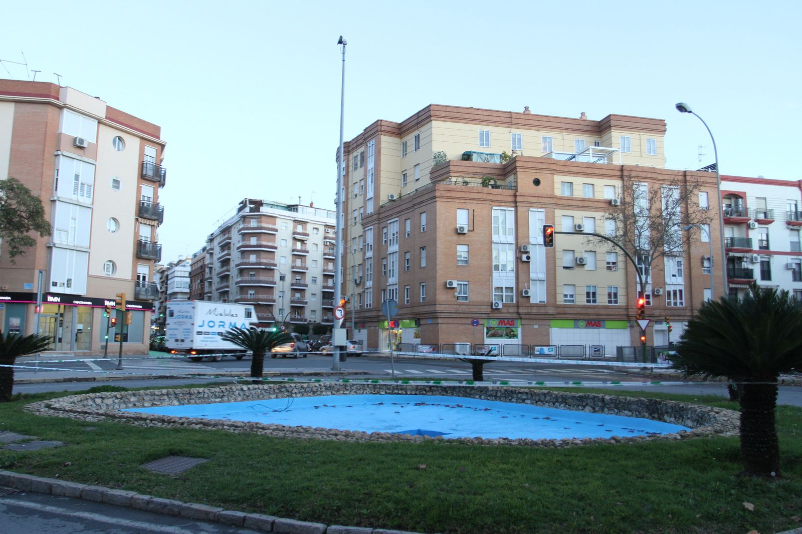 Fuente de la barriada del Molino de la Vega que está siendo arreglada por el Ayuntamiento.