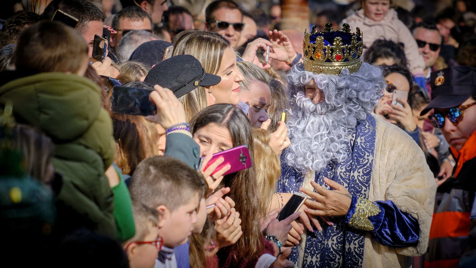 Los Reyes Magos saludan desde el balcón del Ayuntamiento