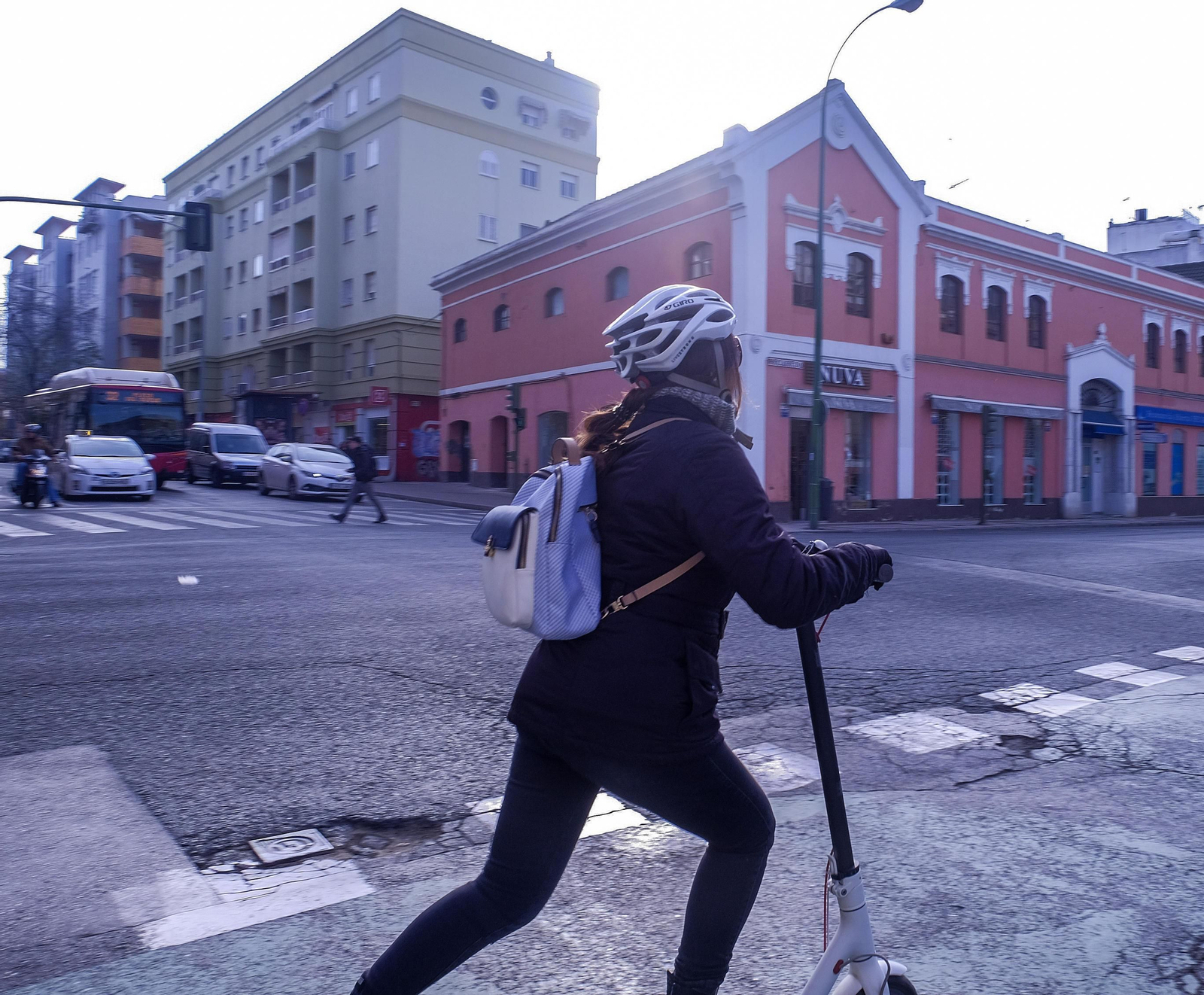 Una usuaria de patinete eléctrico por la ronda histórica de Sevilla. Una usuaria de patinete eléctrico por la ronda histórica de Sevilla.