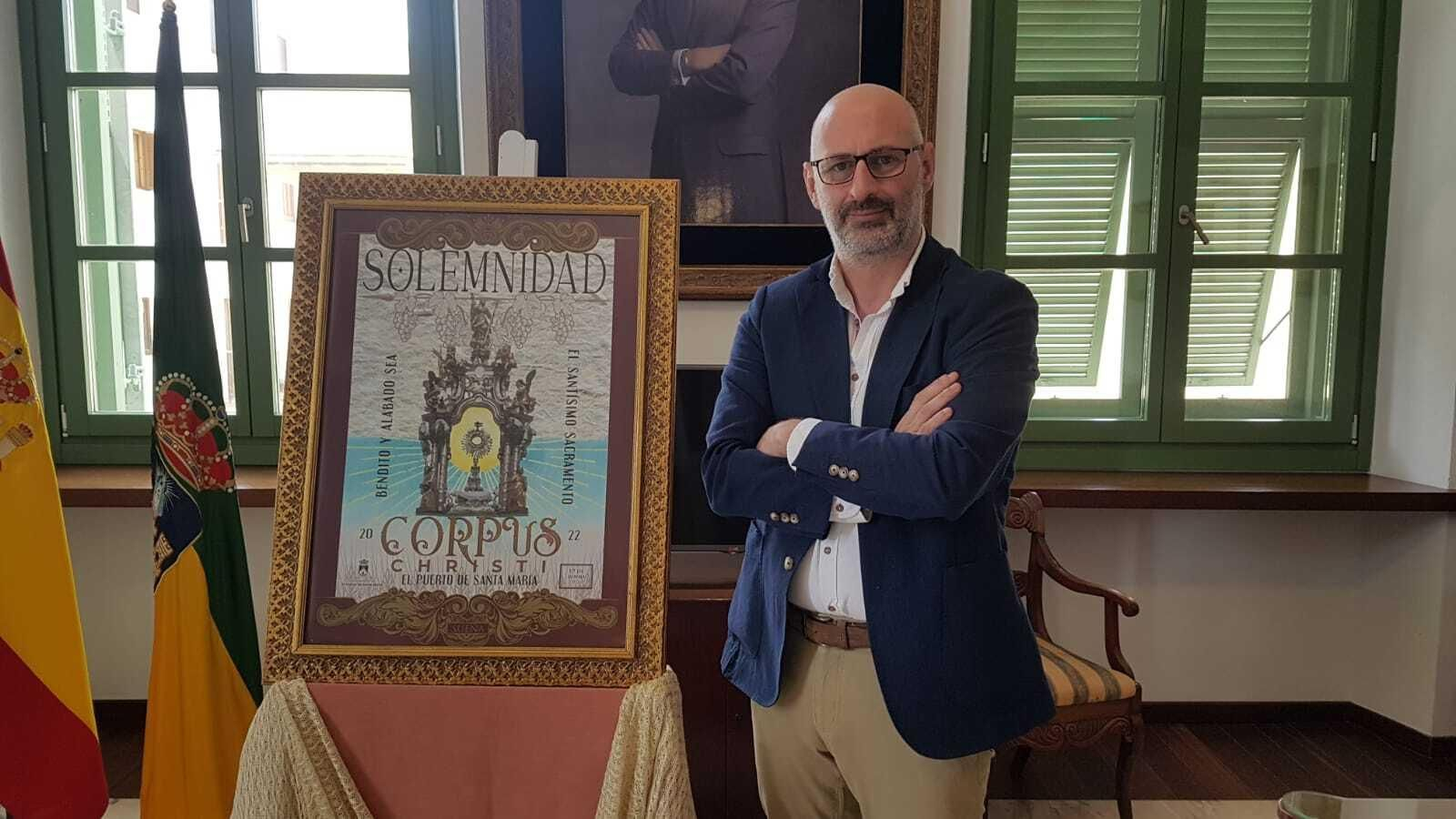 Francisco José Figuereo Noriega, junto al cartel anunciador de la festividad del Corpus, del que es autor.