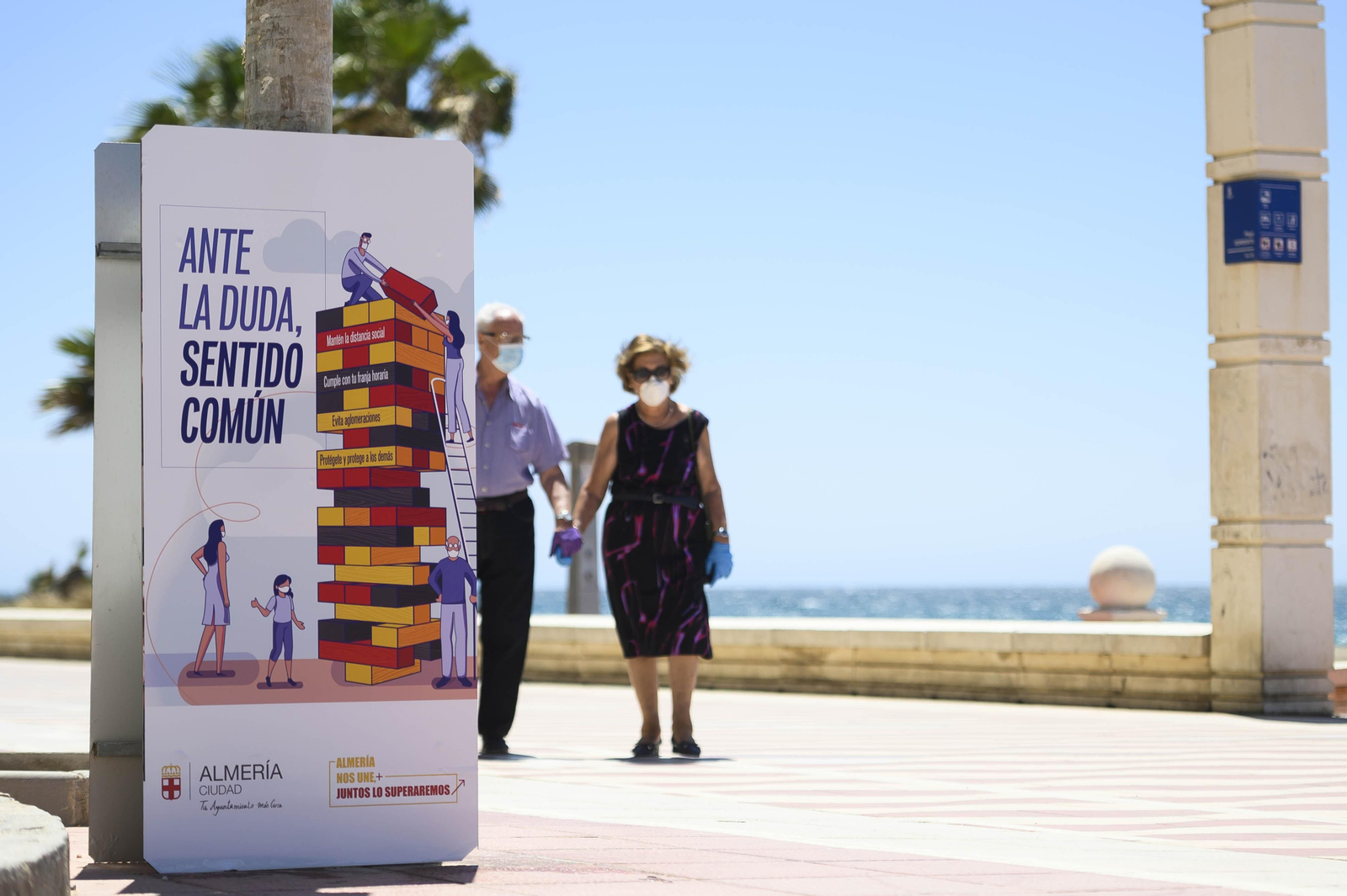 Uno de los carteles ubicado en el Paseo Marítimo de Almería.