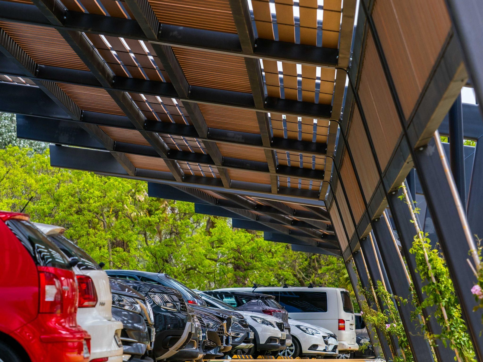 Vehículos estacionados en uno de los aparcamientos tácticos habilitados por el Ayuntamiento en San Fernando