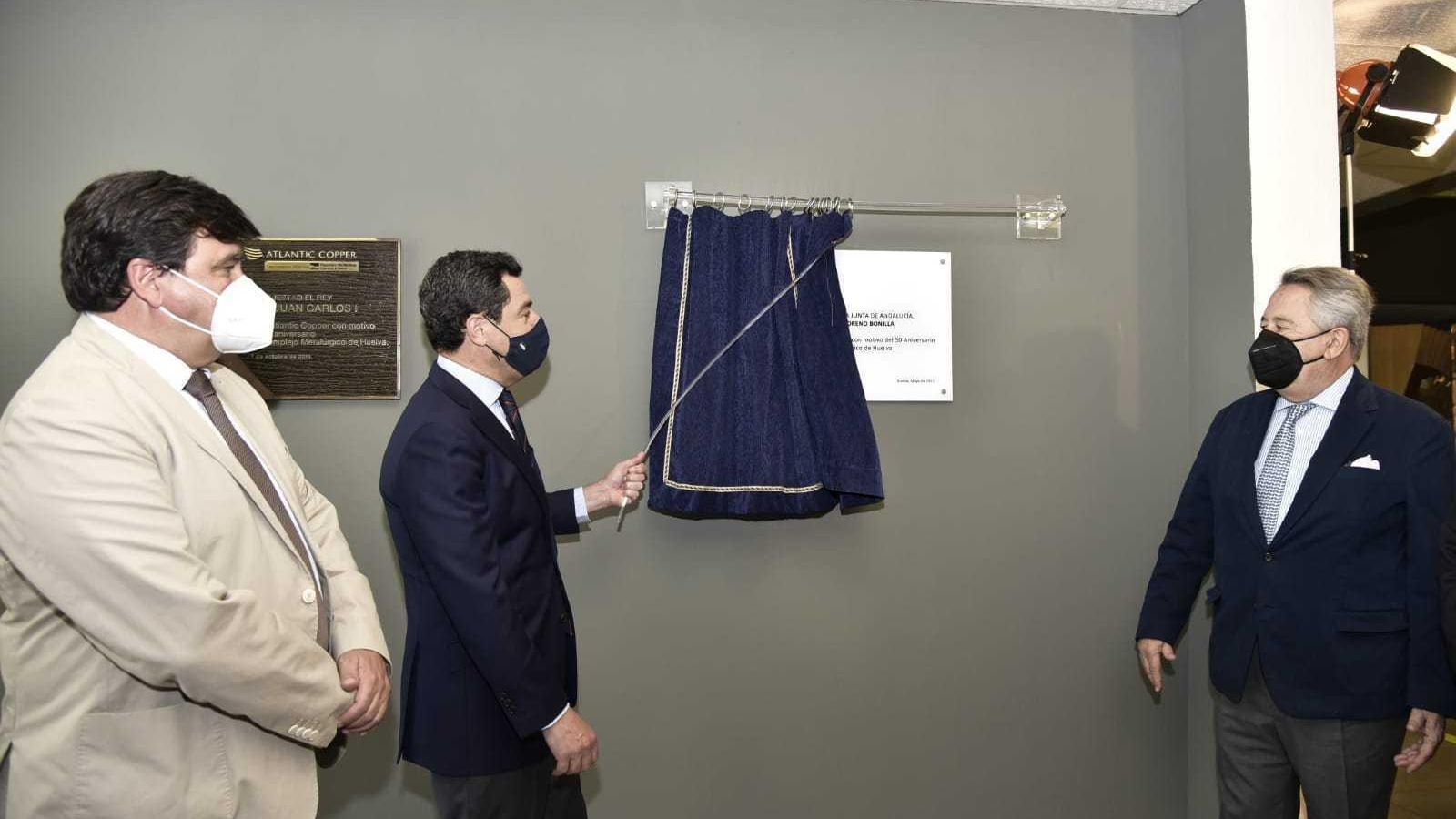 El presidente de la Junta y Javier Targhetta descubren una placa con motivo de su visita.