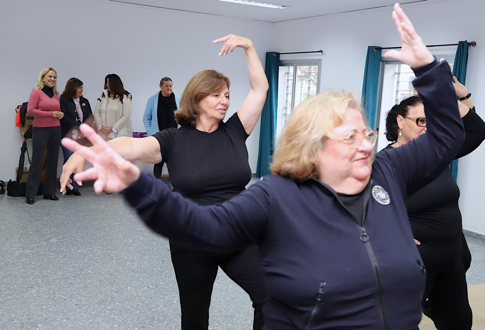 Un grupo de mujeres participa en una sesión de danzaterapia en San Ginés.