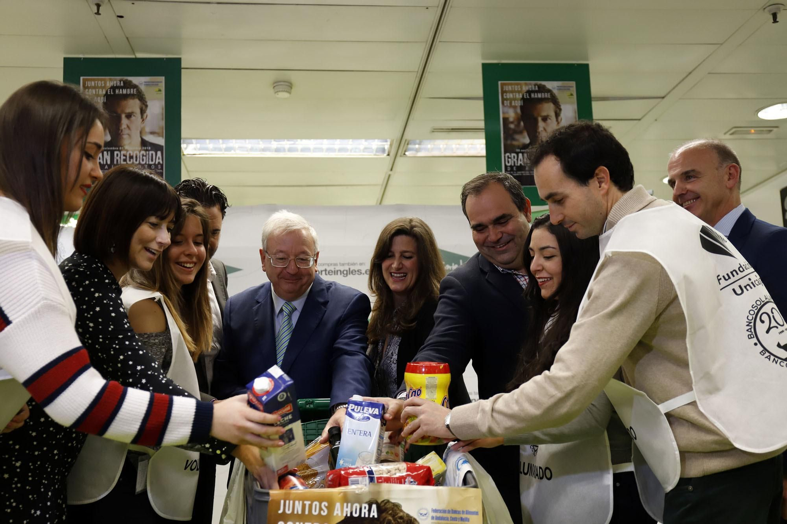 Ana Cabrera, de la Fundación Unicaja; Joaquín Jiménez, presidente de Bancosol; Raúl Jiménez, edil de Derechos Sociales; Félix Lozano, delegado de Participación de la Diputación de Málaga y Eduardo Barrero, de El Corte Inglés.