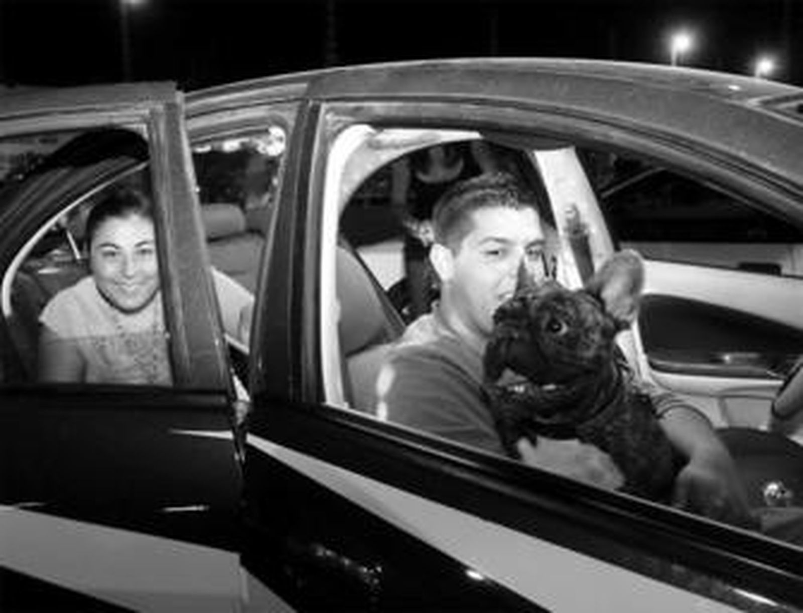 Uno de los coches con luces de neón que participó en la exhibición nocturna del sábado.
