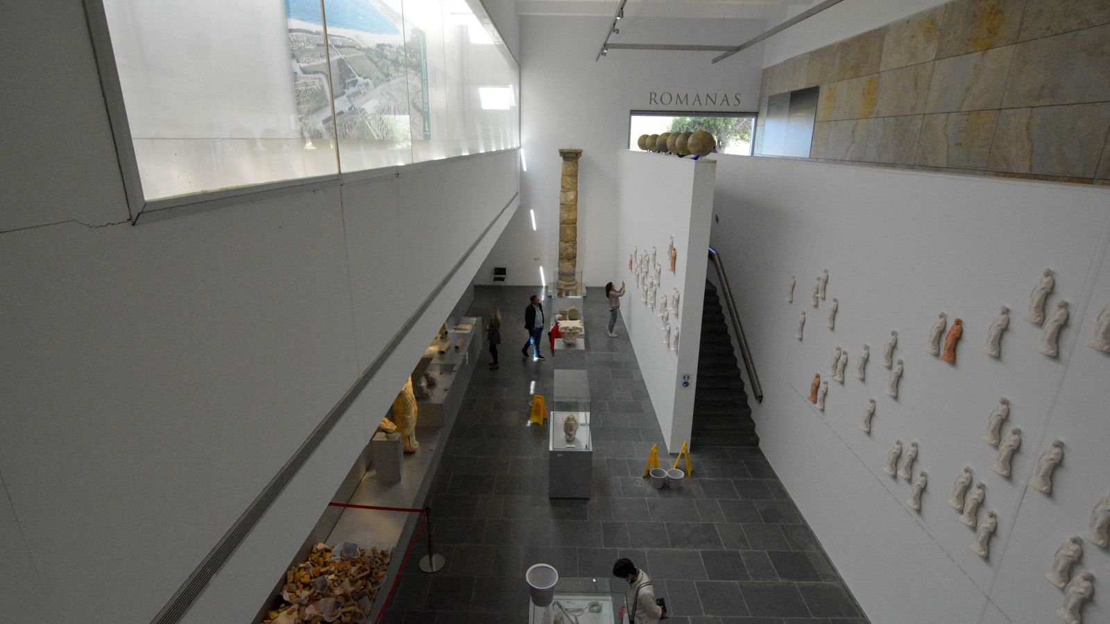 El interior del Centro de Recepción de Visitantes de Baelo Claudia.