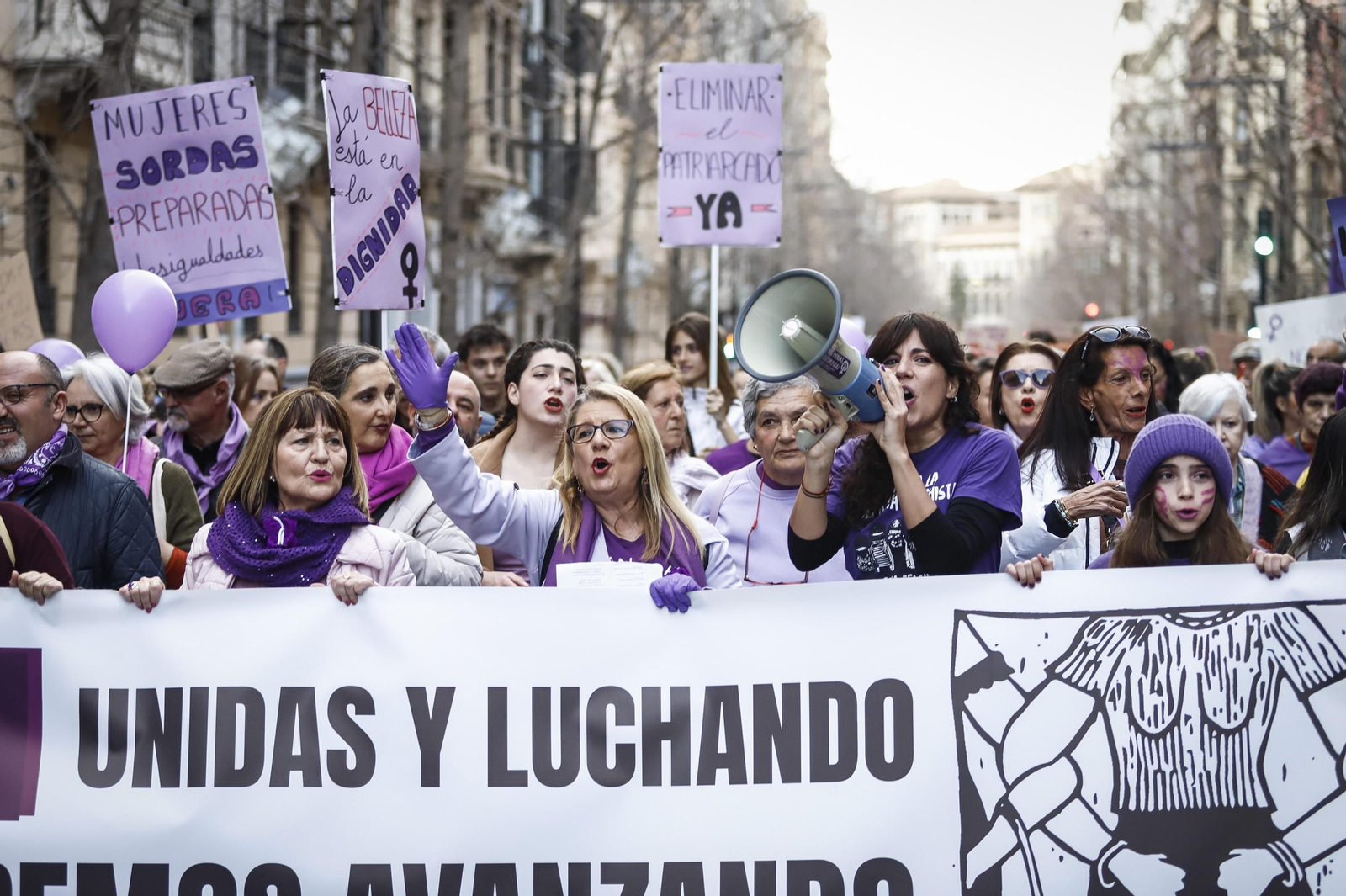 Una ola morada inunda la avenida principal de Granada en el Día de la Mujer
