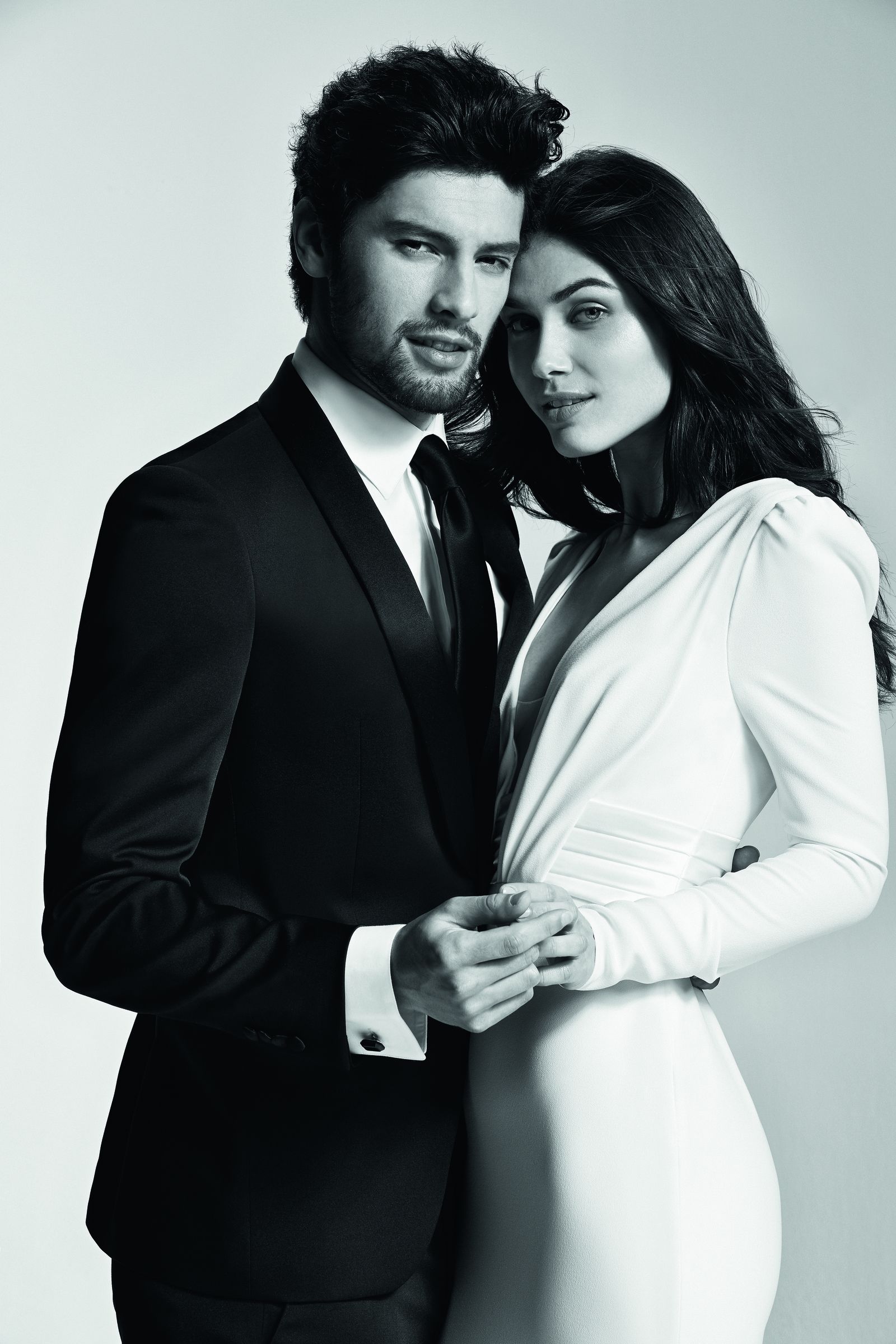 Pronovias y Carlo Pignatelli forman el matrimonio perfecto en su nueva colección de trajes de novio.