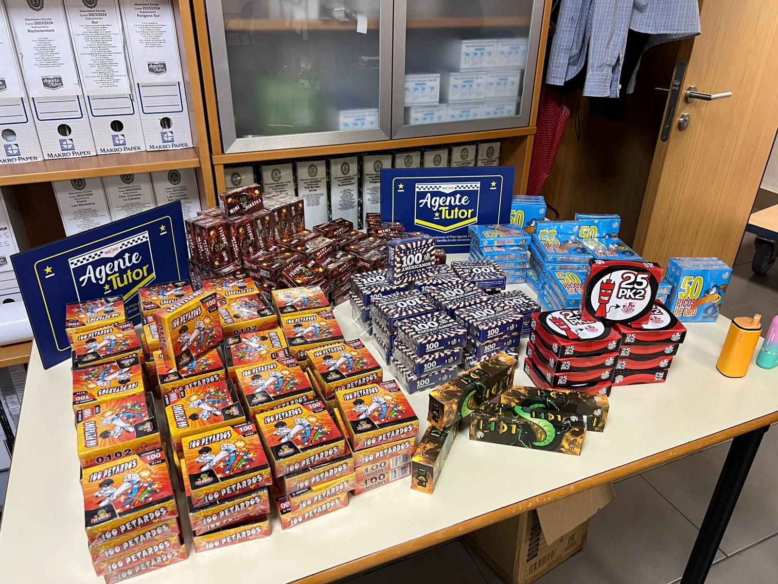 Los agentes de la Policía Local de Sevilla durante la intervención del material pirotécnico