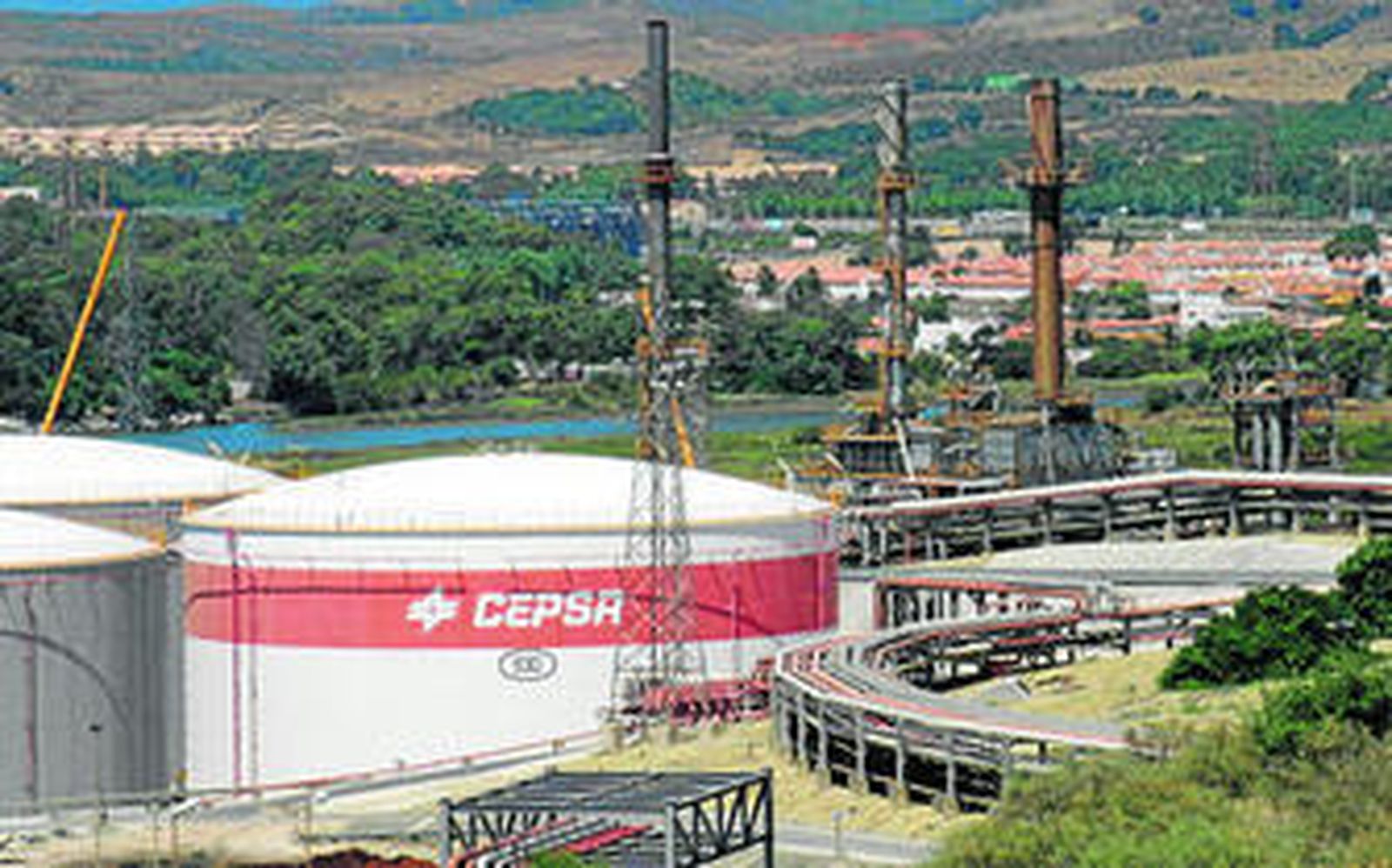 Vista parcial de las instalaciones de Cepsa en San Roque.