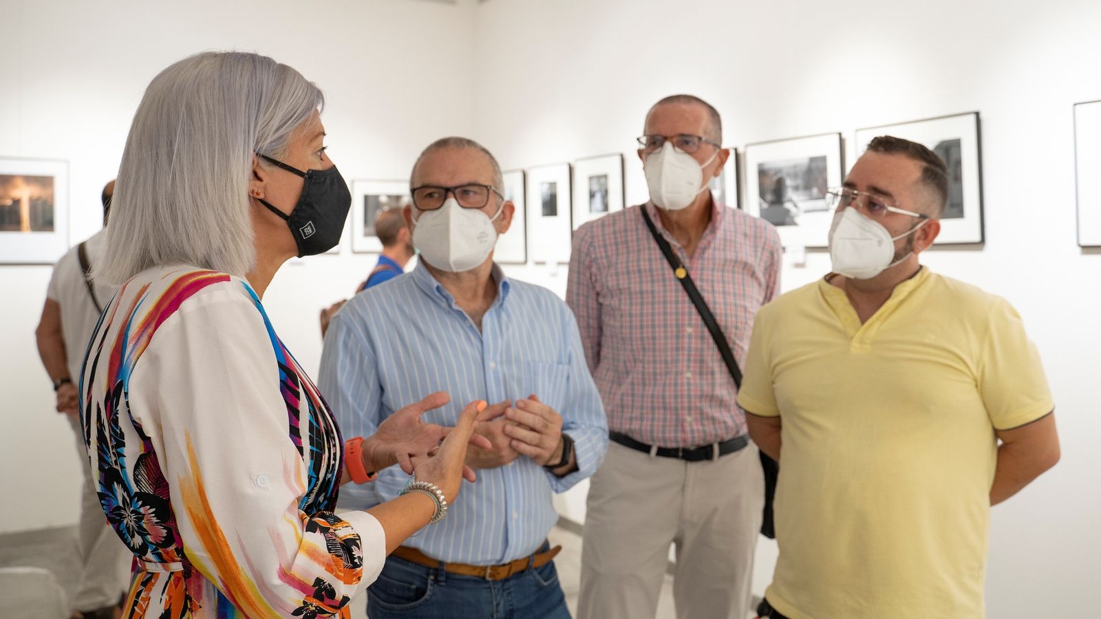 La concejala de Cultura del Ayuntamiento de San Fernando, María José Foncubierta, con algunos de los fotógrafos en la inauguración de la exposición.
