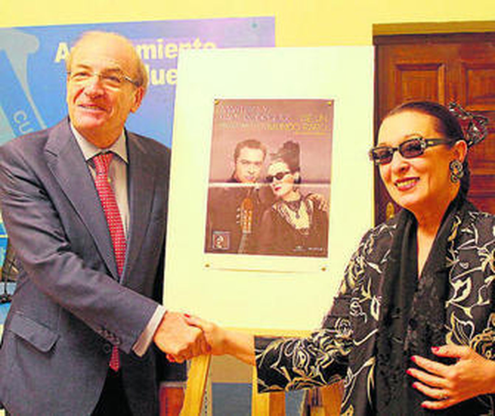El alcalde de Huelva y Martirio, junto al cartel del concierto.