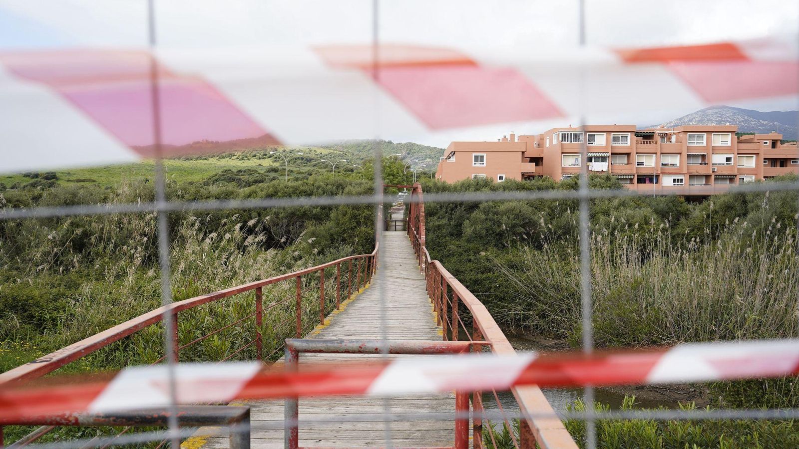 Cerrado temporalmente el puente peatonal del río Pícaro en Algeciras. Cerrado temporalmente el puente peatonal del río Pícaro en Algeciras.
