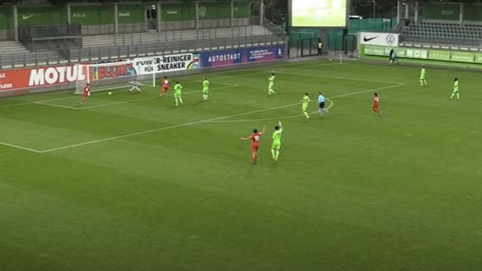 Diego Talaverón define con tranquilidad tras un gran control para marcar el empate.