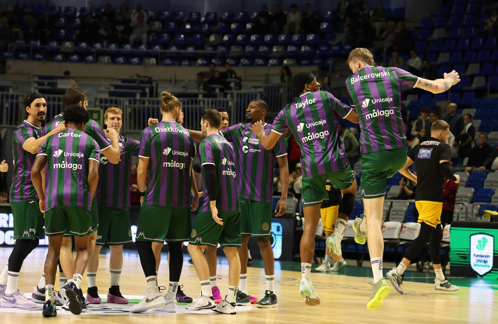 El Unicaja, en su salida a pista.