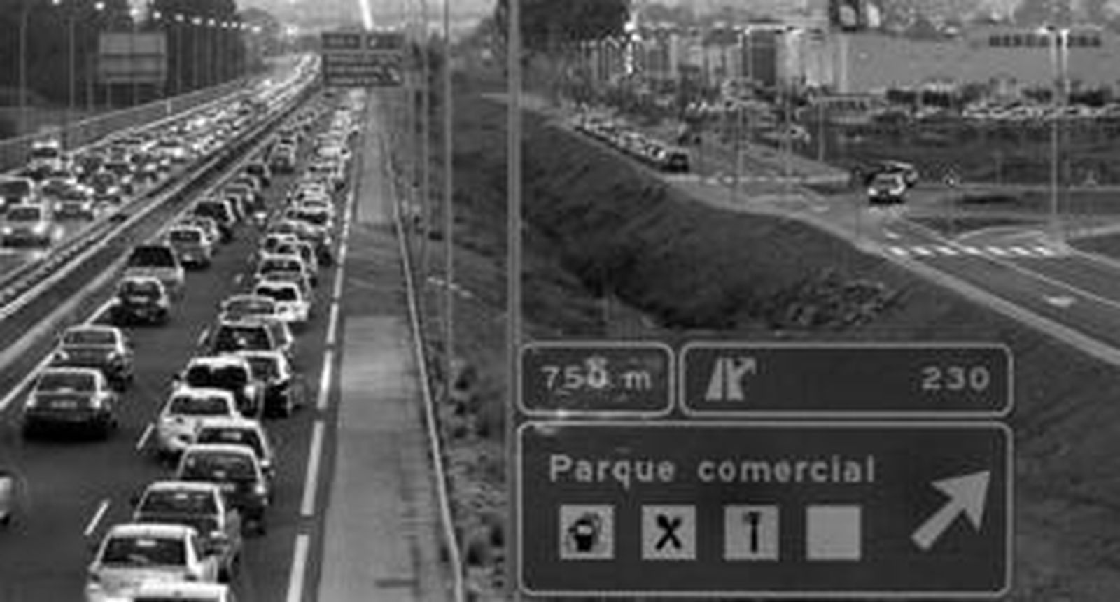 Imagen de ayer tarde con el acceso del parque comercial colapsando la A-7.