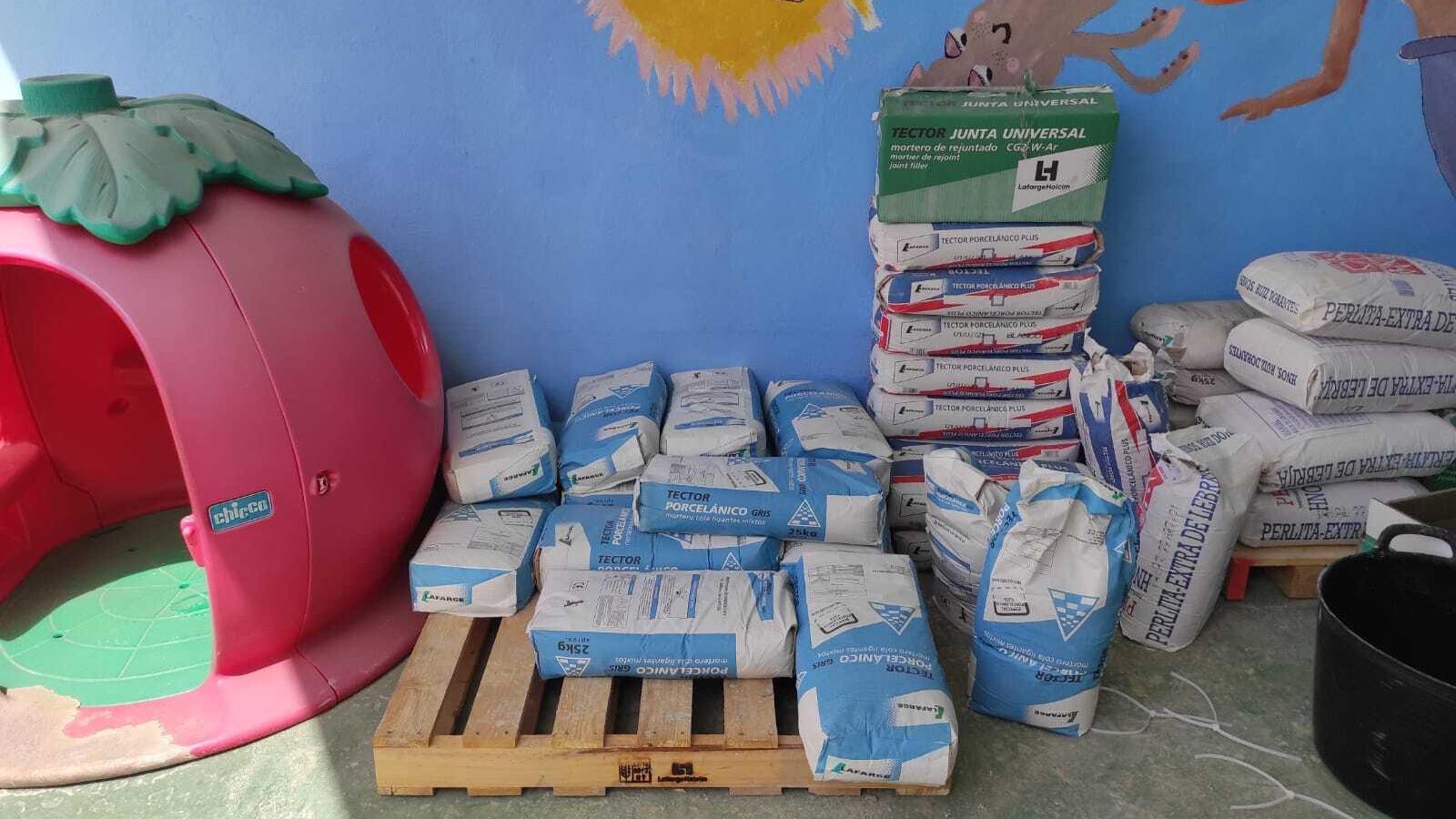 Sacos de material apilados en las instalaciones de la guardería.