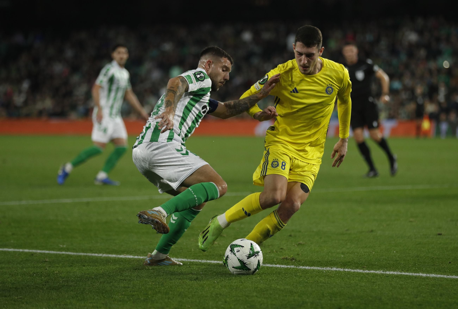 Ruibal intenta marcharse de un rival en un lance del partido.