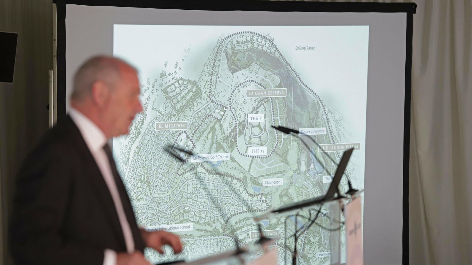 Un mapa con las principales promociones de Sotogrande expuesto durante la intervención de Marc Topiol.