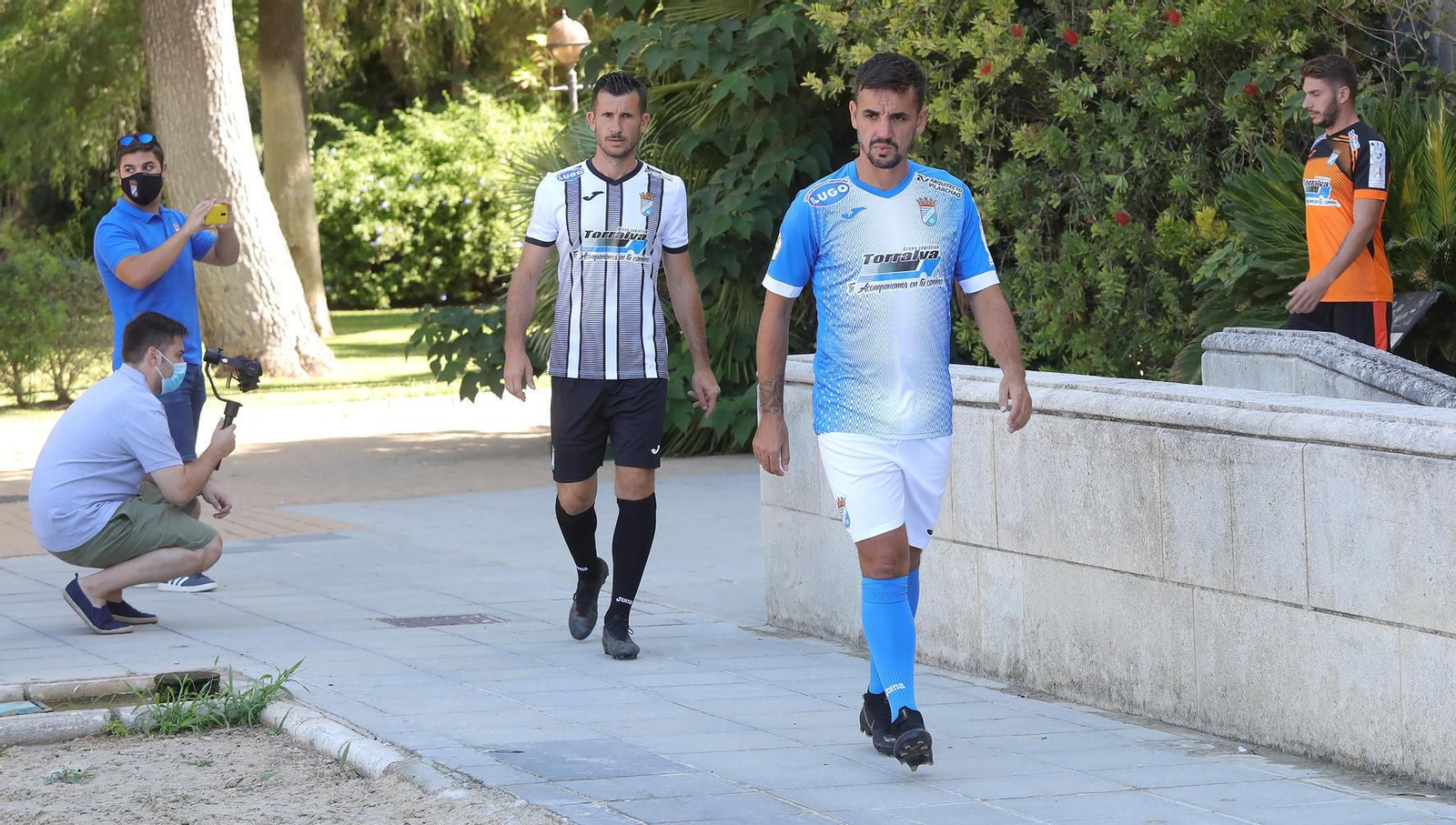 Imágenes de la presentación de las camisetas del Xerez CD en la REAAE