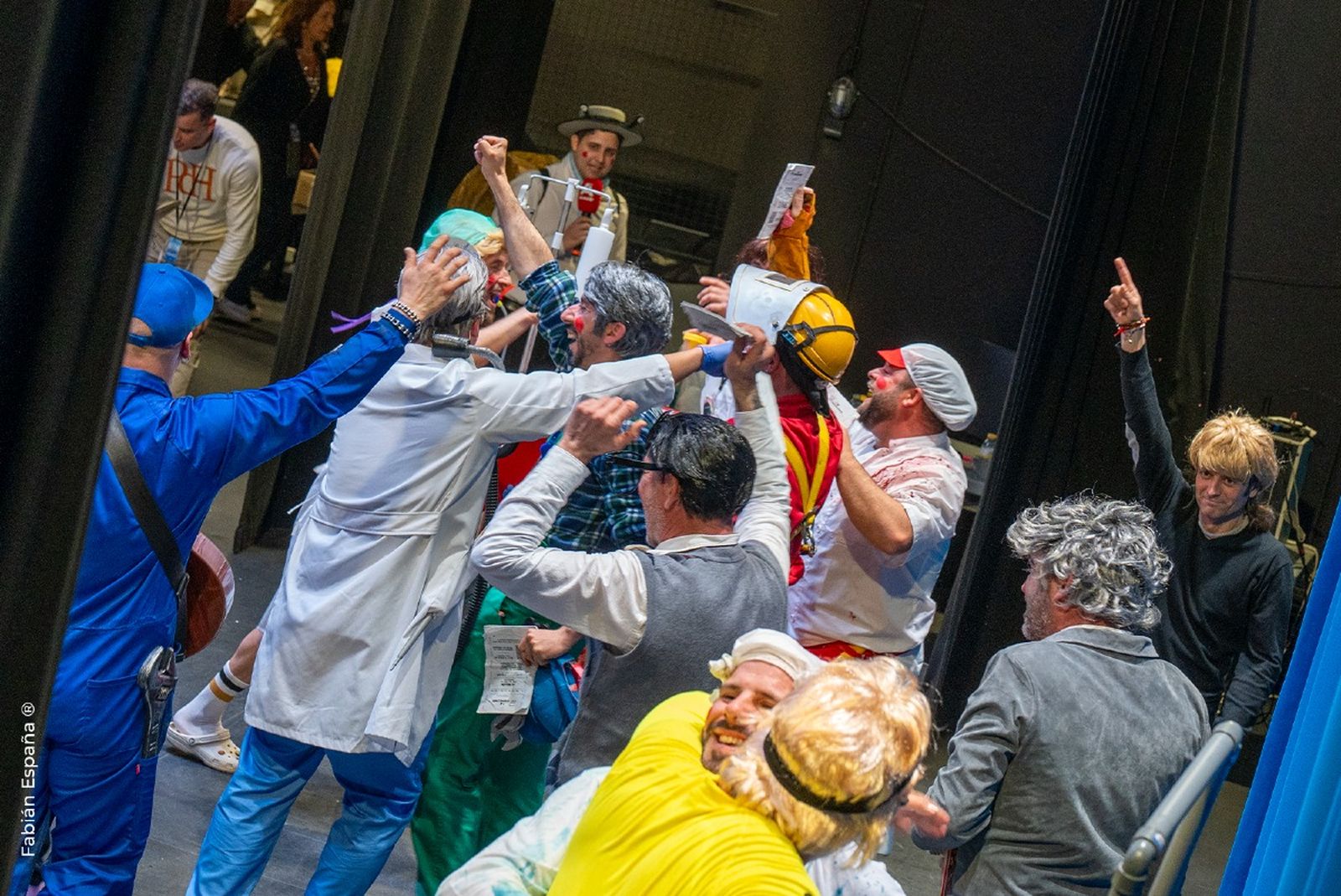 La chirigota Los agraciados, tras su actuación.