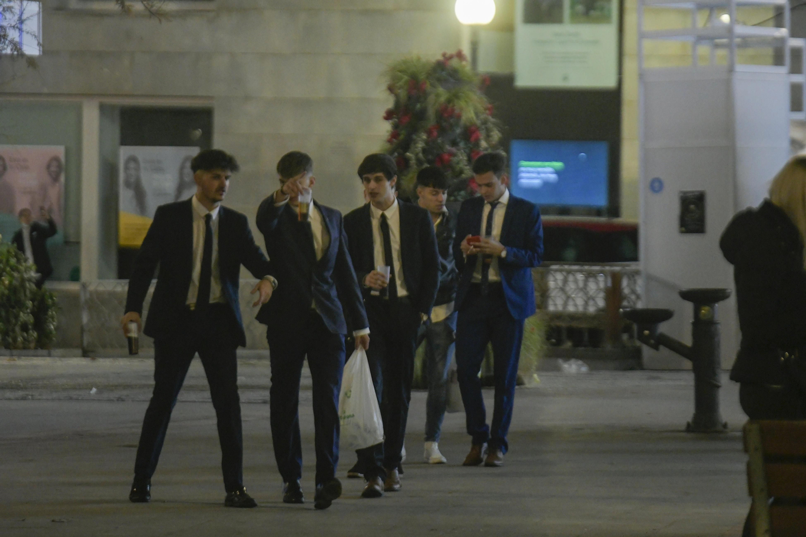 Así fue la Nochevieja 2021 en Granada, en imágenes: uvas en una Plaza del Carmen vallada y ambiente de fiesta en la calle