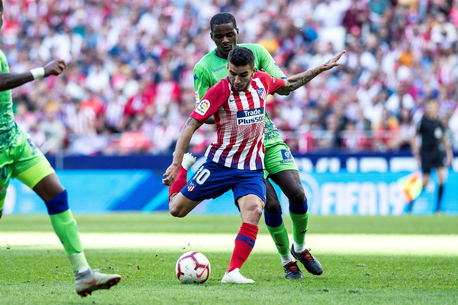 Correa dispara sin la oposición de William Carvalho para marcar el gol.