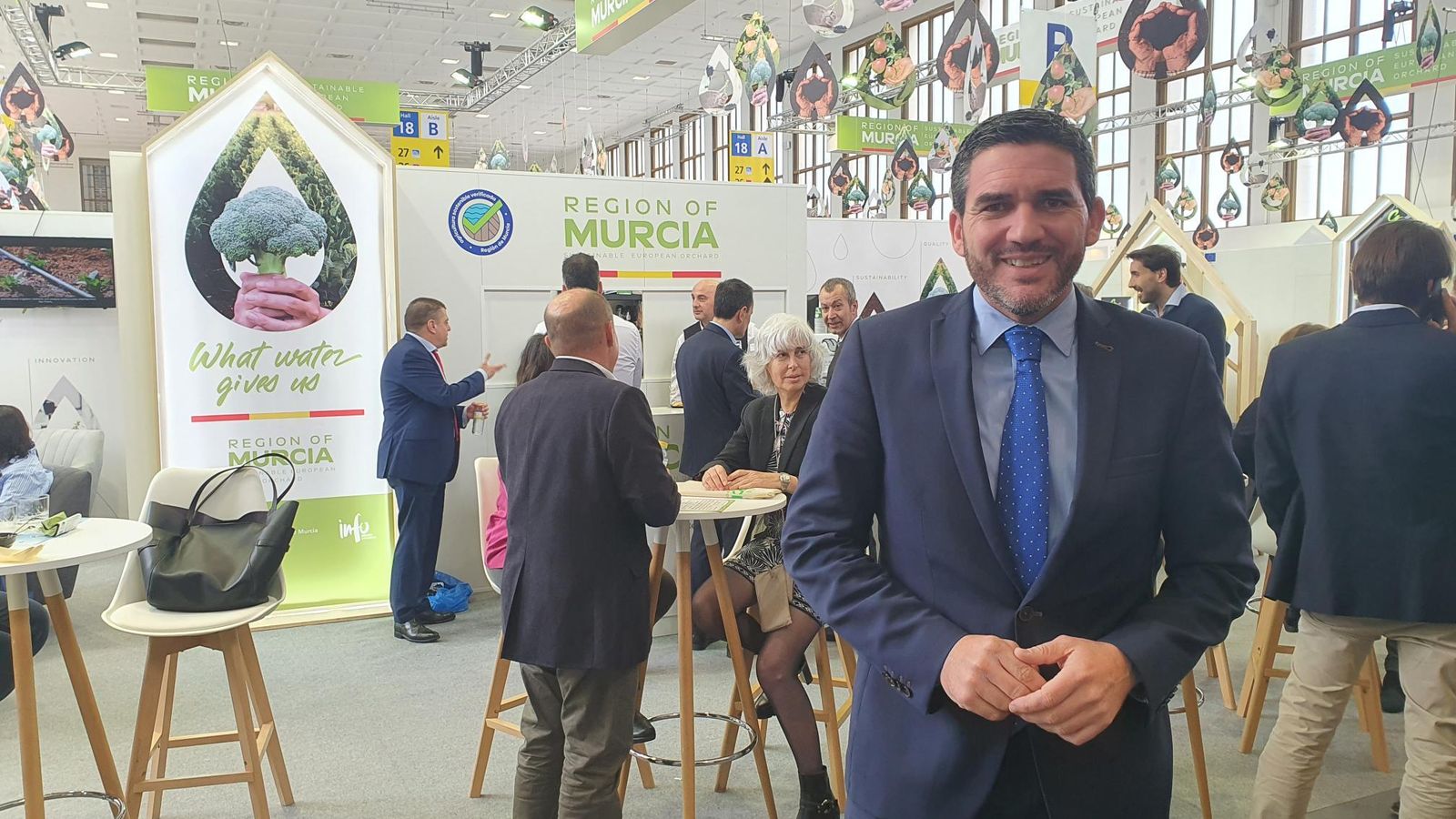 Antonio Luengo, en uno de los expositores de la Región de Murcia.