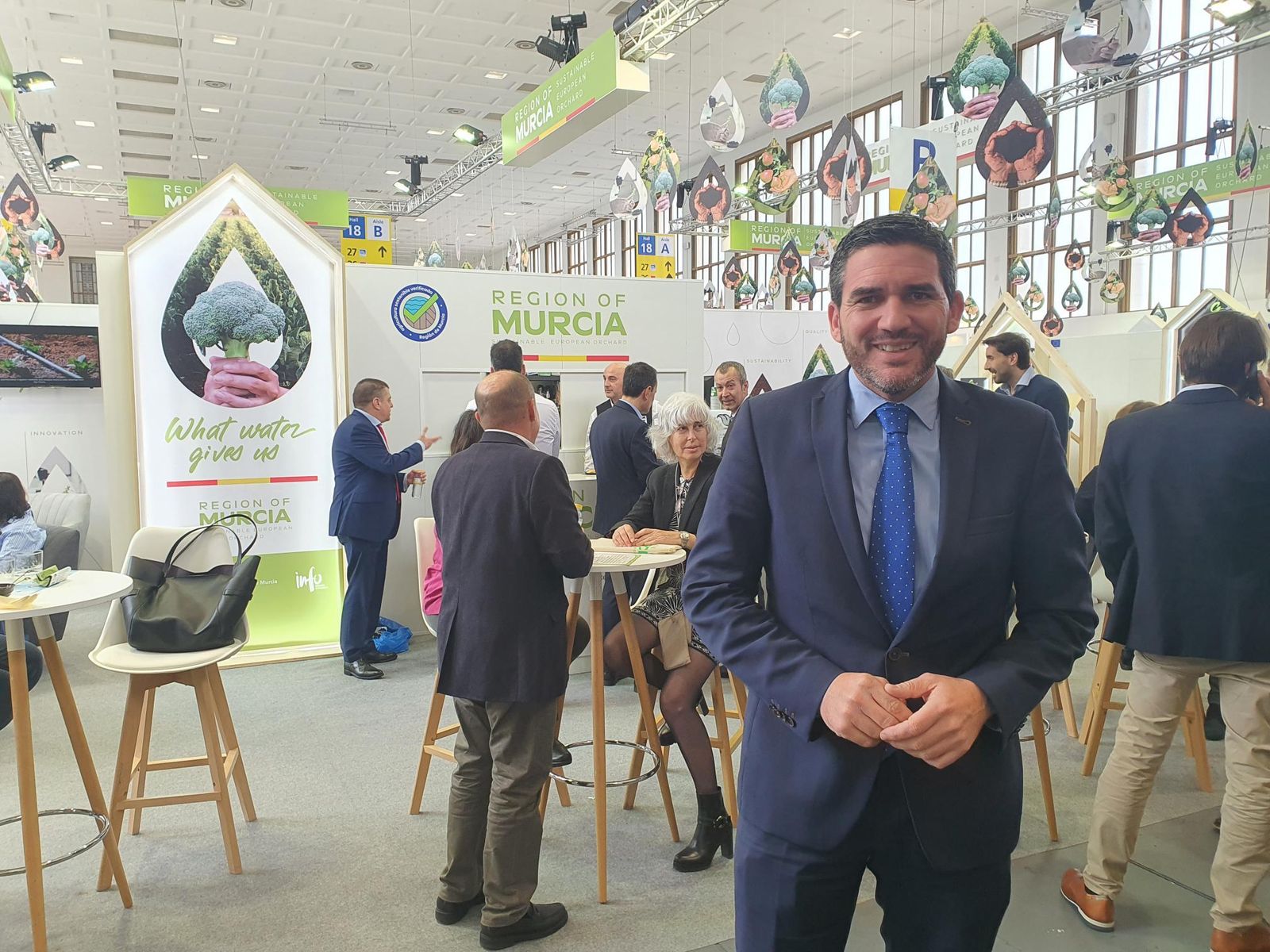 Antonio Luengo, en uno de los expositores de la Región de Murcia.