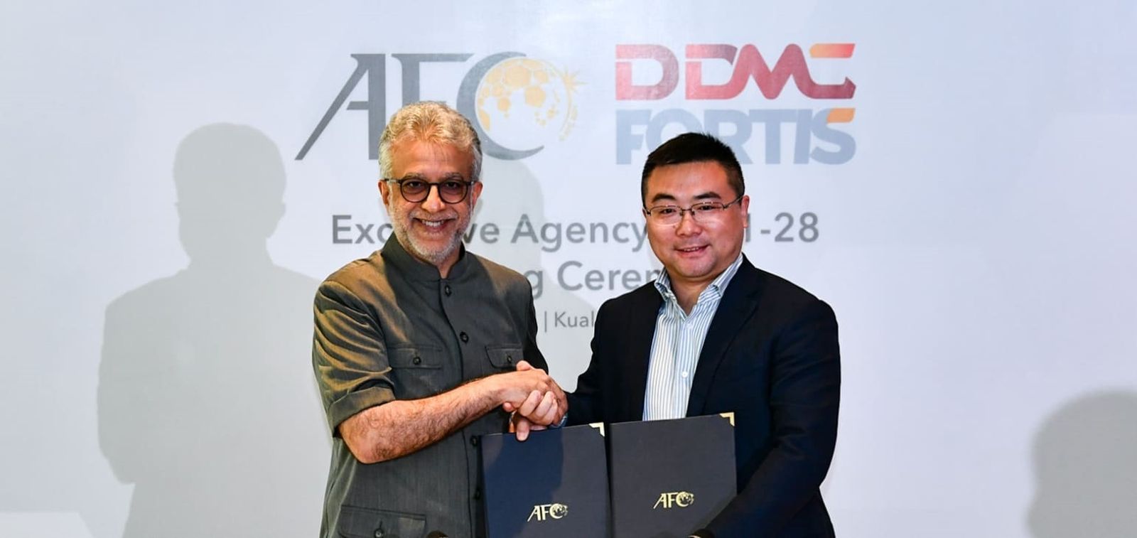 Rentao Yi, a la derecha, es un empresario chino de 39 años y presidente de DDMC, propietaria del Granada CF.