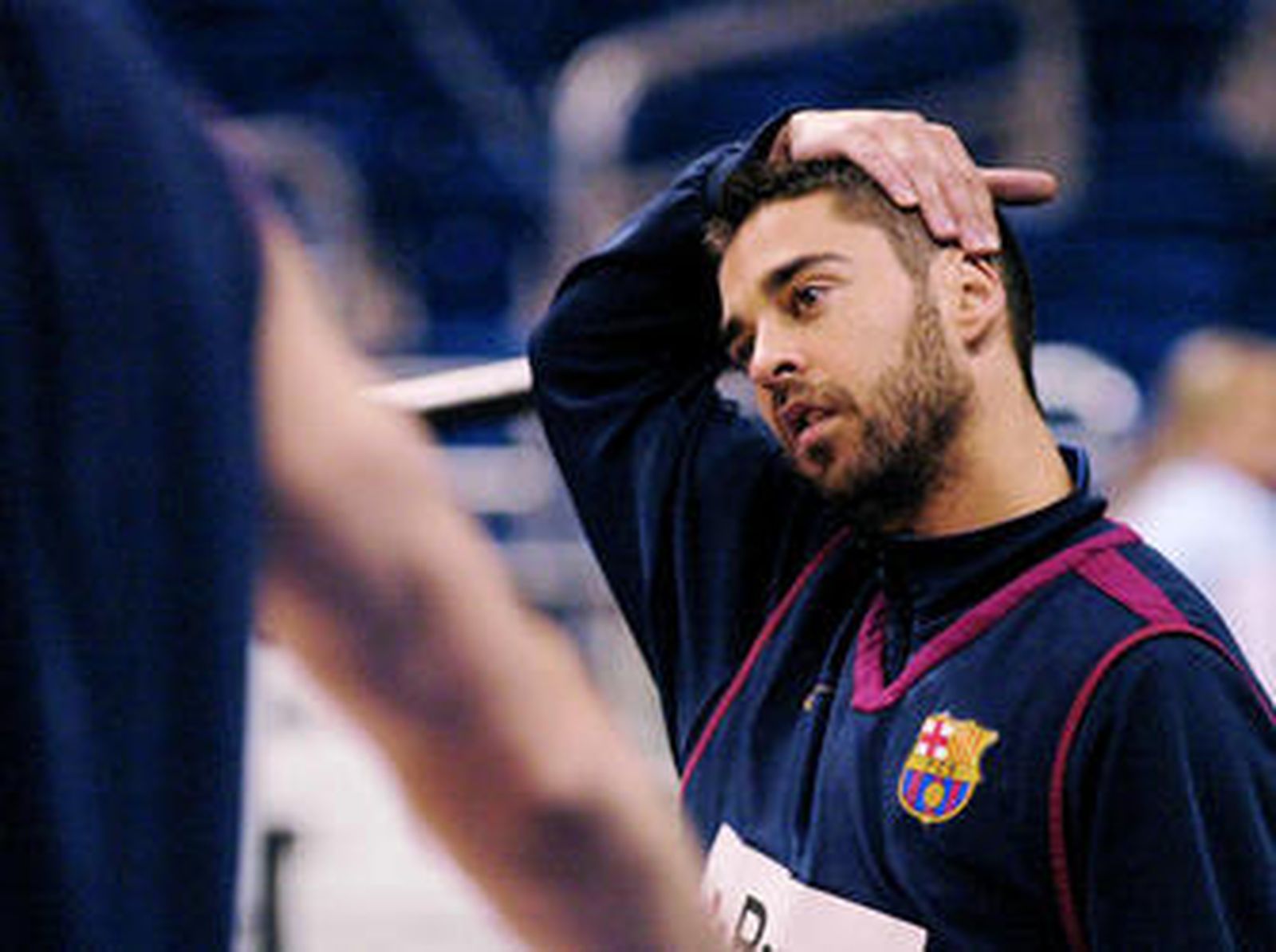 Navarro realiza estiramientos durante el entrenamiento previo a las semifinales.