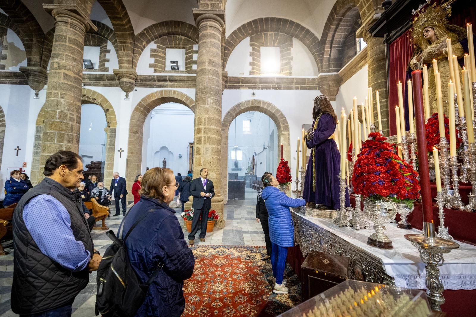Las imágenes del tradicional besapies del Medinaceli de Cádiz