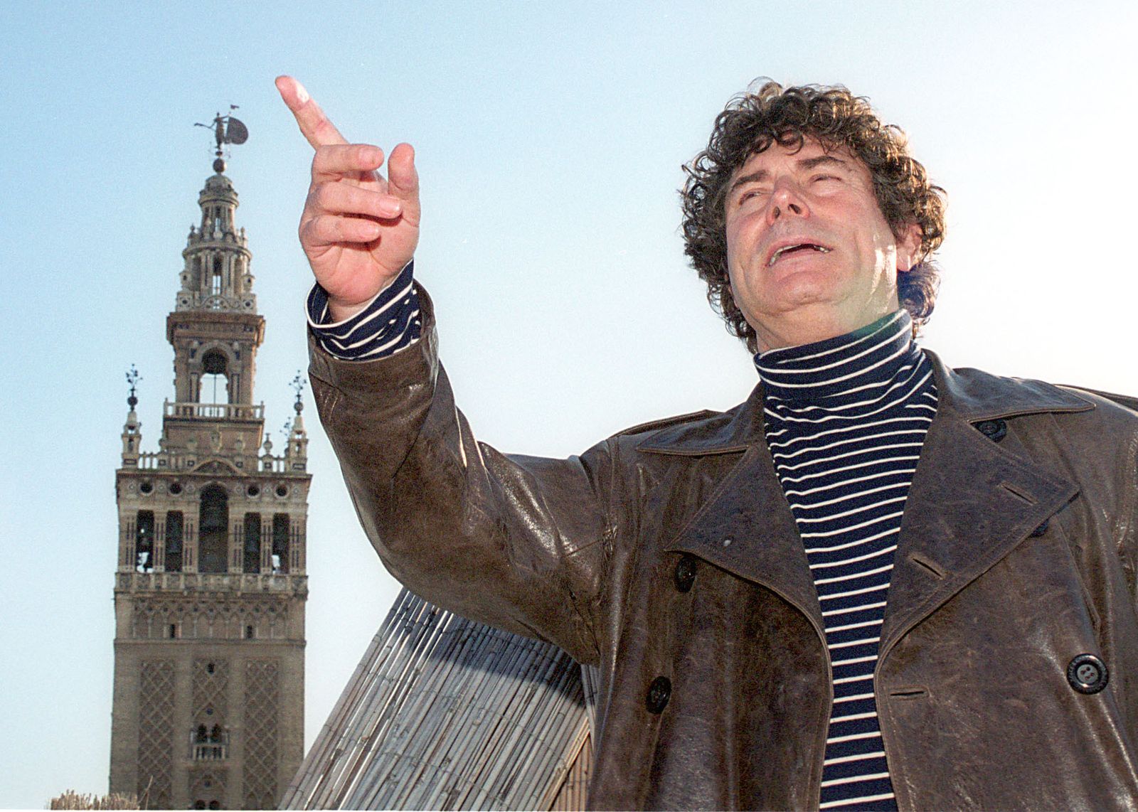Jesús Quintero con la Giralda al fondo.
