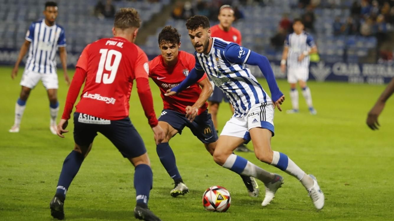 Luis Alcalde conduce el esférico en su etapa como albiazul.