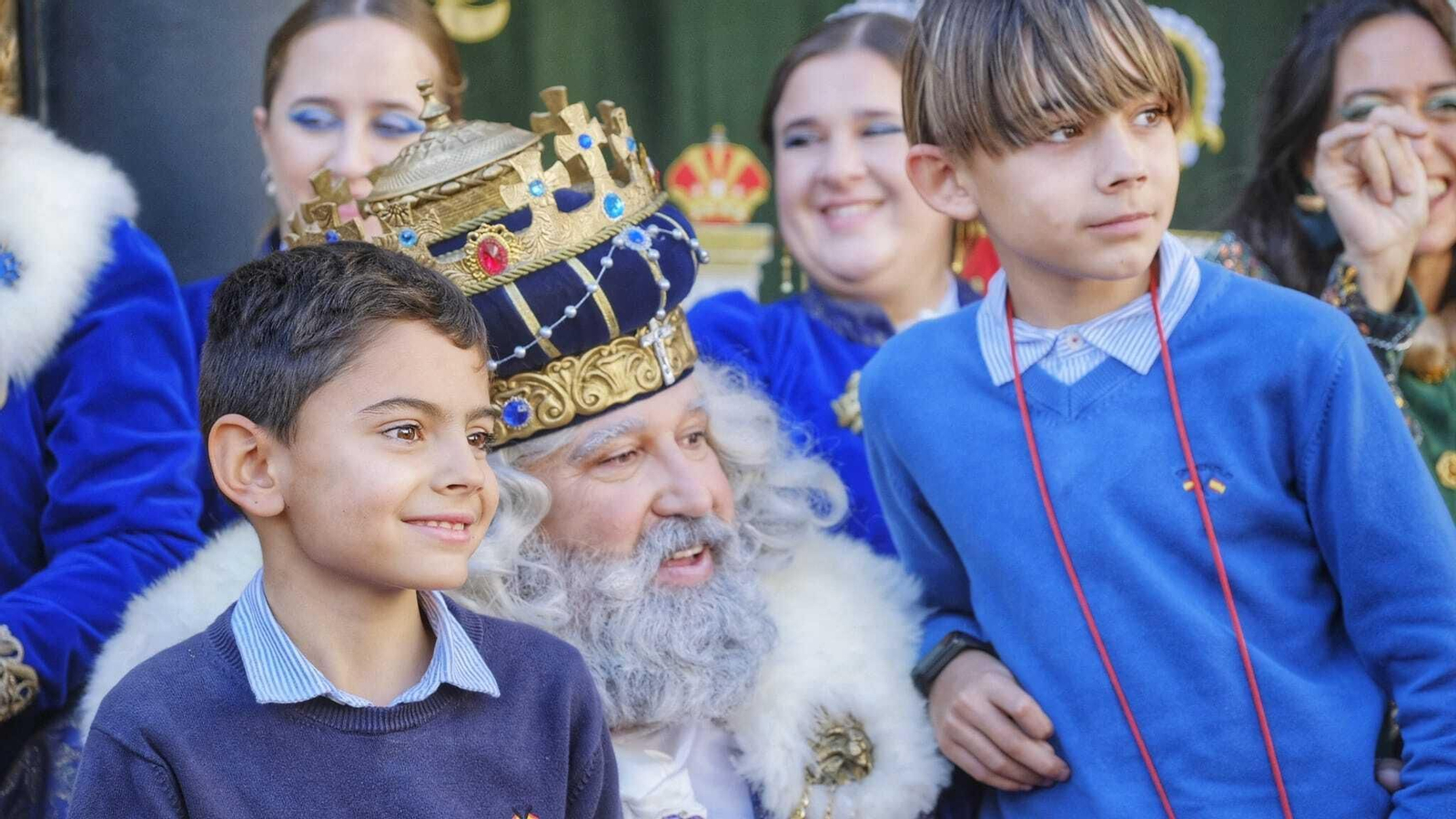 Imágenes de los Reyes Magos recorriendo Cádiz el 5 de enero