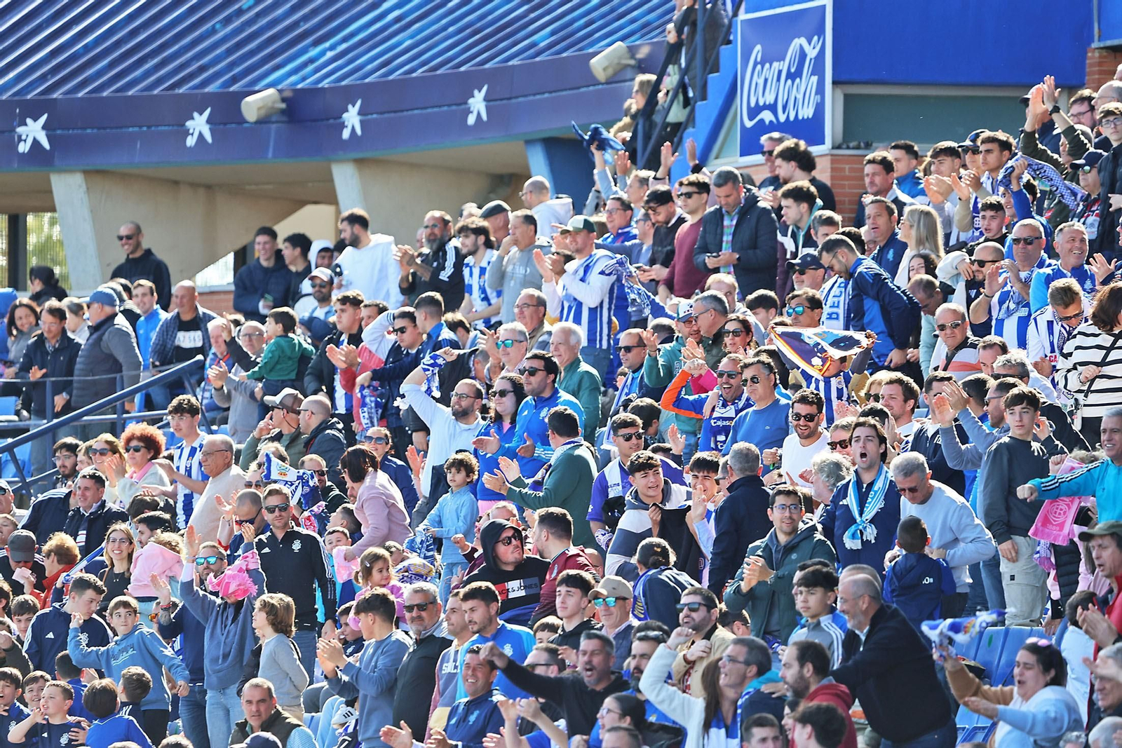 Aficionados del Recre celebran un gol.