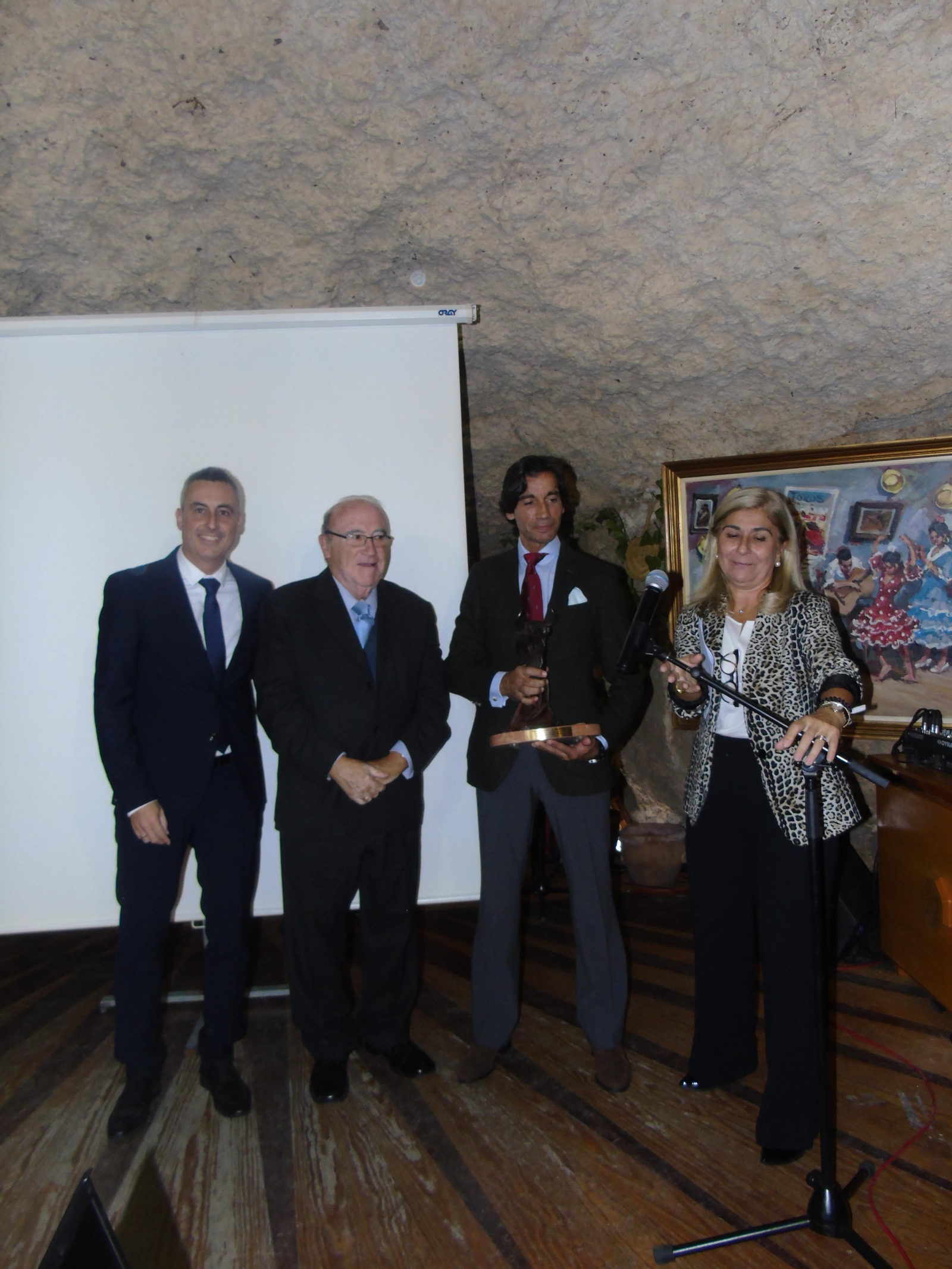 Curro Díaz, reconocido triunfador del 2017, por el Círculo de la Amistad.