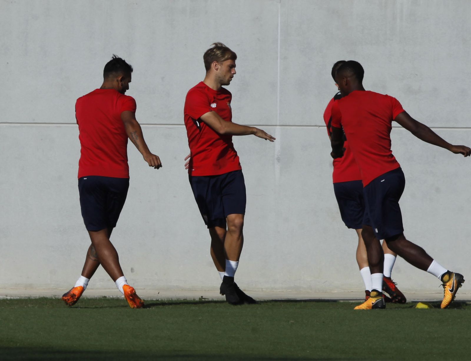 Johannes Geis se ejercita entre Montoya y Carole.