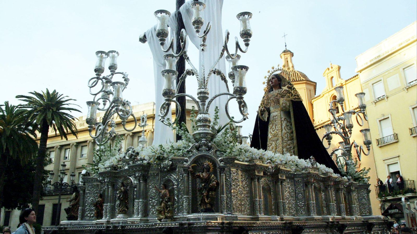 Paso procesional de la Virgen de Consolación y Correa en la salida del Jueves Santo Paso procesional de la Virgen de Consolación y Correa en la salida del Jueves Santo